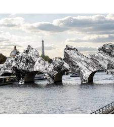 Parigi, JR omaggia Christo e Jeanne-Claude con una nuova installazione immersiva sul Pont Neuf