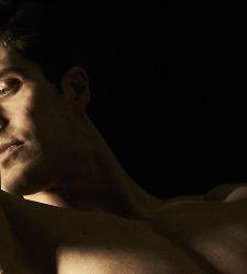 Roberto Bolle interpretiert Caravaggio: das Ballett über den lombardischen Maler feiert seine italienische Premiere