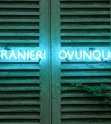 Stranieri ovunque, il progetto di Claire Fontaine, entra nella collezione permanente del Museo di Castelbuono