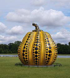 Londra, ai Kensington Gardens la pi&ugrave; grande zucca della carriera di Yayoi Kusama