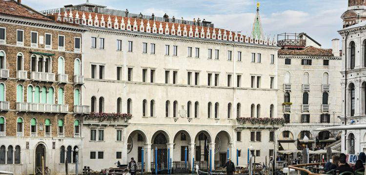 Il Fondaco dei Tedeschi, storia e trasformazioni di un simbolo di Venezia