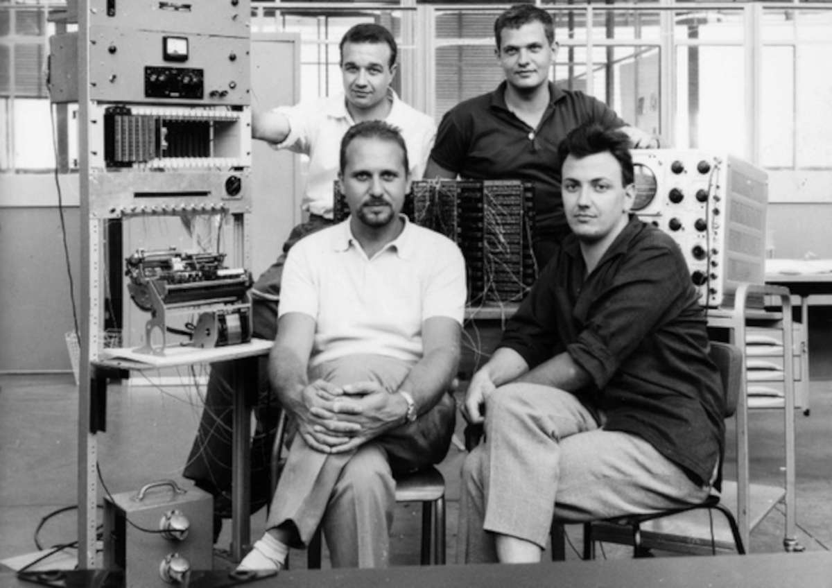 Il gruppo di lavoro della P101. Seduti: Perotto a sinistra, De Sandre a destra. In piedi: Garziera a sinistra, Toppi a destra. Il gruppo di lavoro della P101. Seduti: Perotto a sinistra, De Sandre a destra. In piedi: Garziera a sinistra, Toppi a destra.