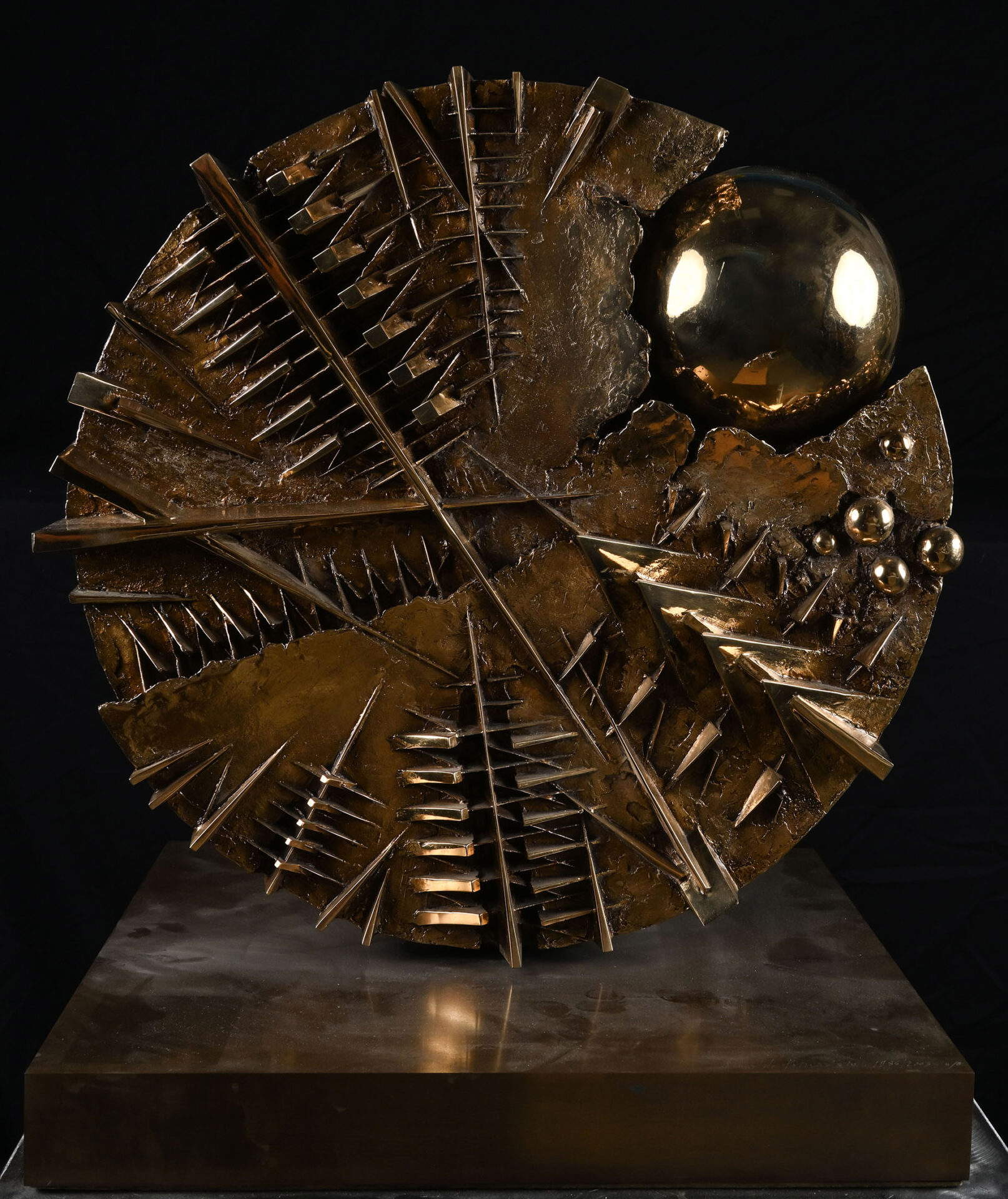 Arnaldo Pomodoro, Disco - Con Sfera (1986-2003 ; diamètre en bronze doré, 52 x 17 cm, éd. 8/8 ; Rome, Museo delle Civilt&agrave;)