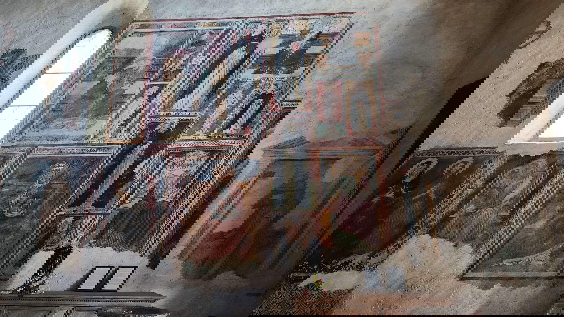 Votivbilder an der rechten Wand des Kirchenschiffs