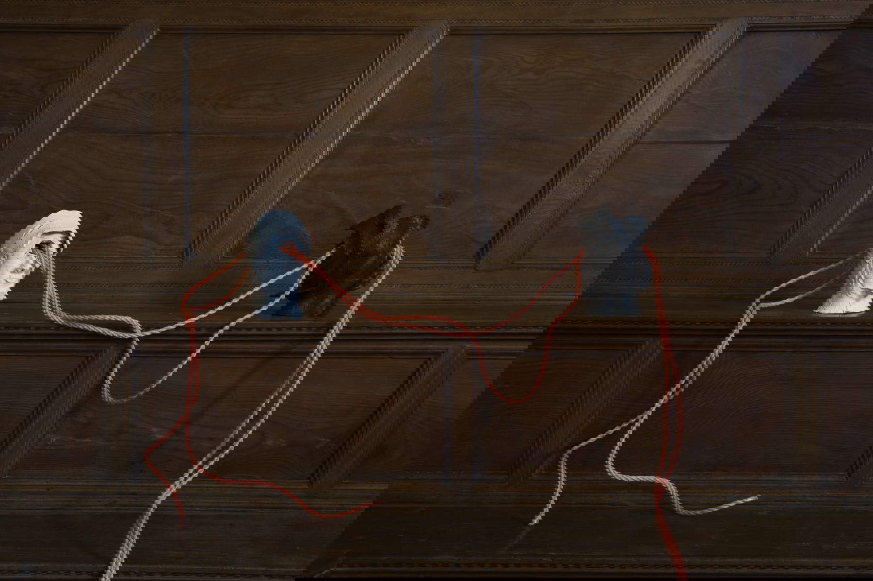 Concetta Modica, Going back (2018 ; cordes, faïence blanche et terranera, dimensions variables). Photo : Marco Beck Peccoz, avec l'autorisation de l'artiste et de la galerie de l'APFC. Concetta Modica, Going back (2018 ; cordes, faïence blanche et terranera, dimensions variables). Photo : Marco Beck Peccoz, avec l'autorisation de l'artiste et de la galerie de l'APFC.