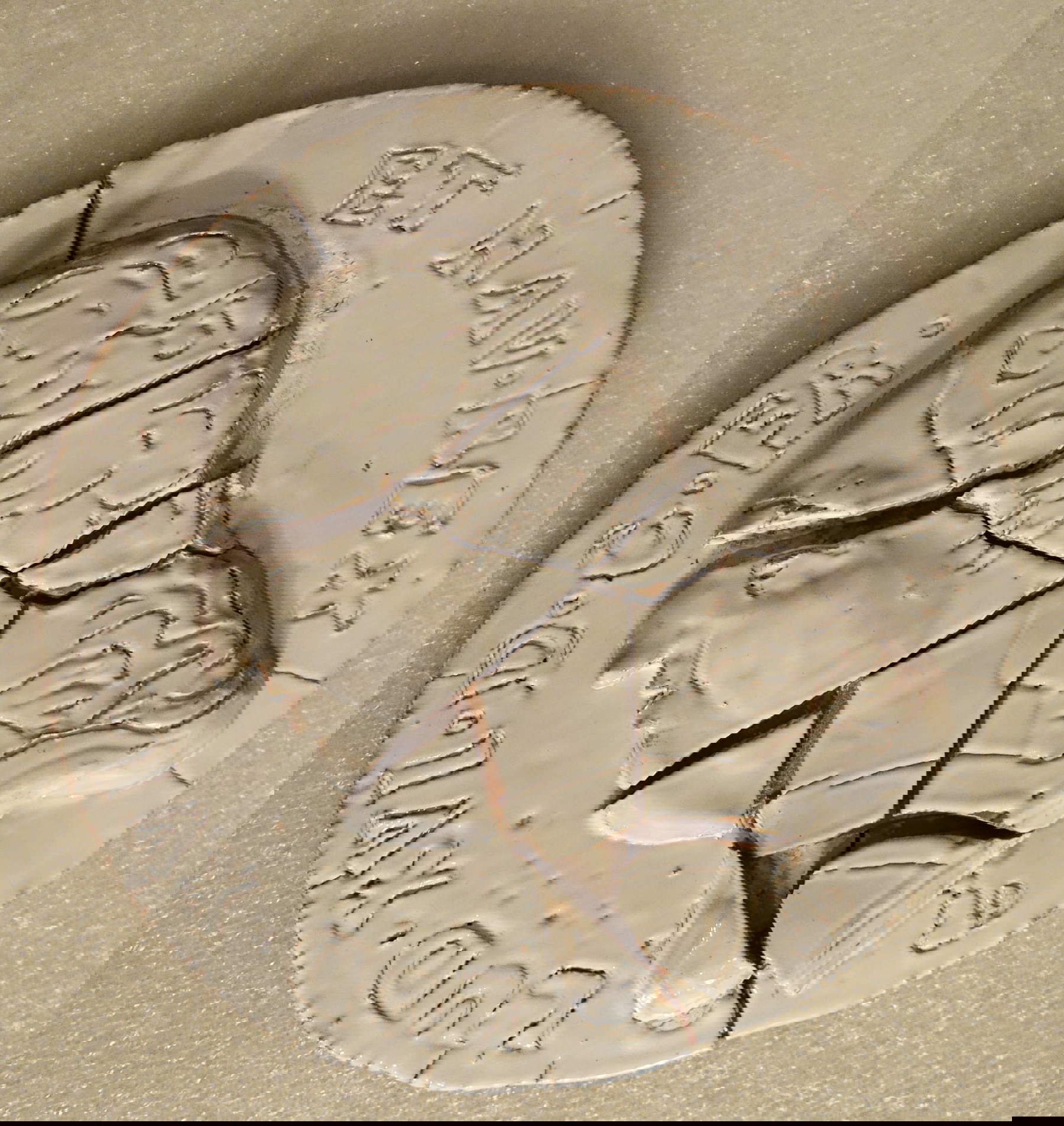 Concetta Modica, Le vol de Louis XVI (2018 ; majolique, 25 cm ; collection privée). Avec l'aimable autorisation de l'artiste et de l'APFC Concetta Modica, Le vol de Louis XVI (2018 ; majolique, 25 cm ; collection privée). Avec l'aimable autorisation de l'artiste et de l'APFC