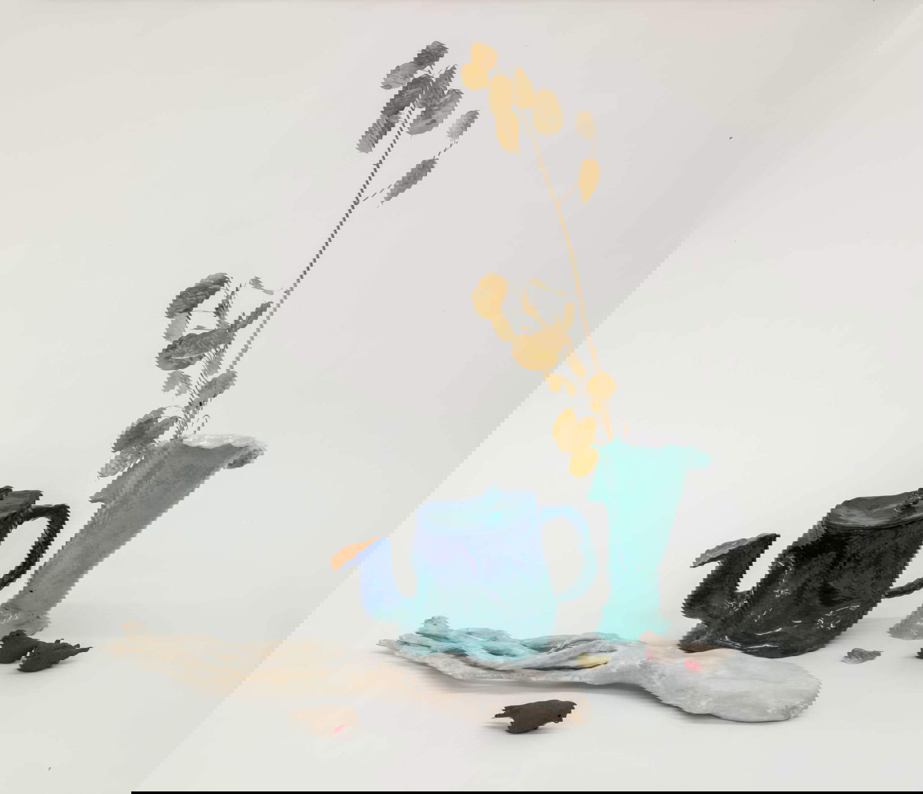 Concetta Modica, Memento mori #4 (2021 ; majolique, éléments végétaux séchés, or ; Collection privée). Photo : Marco Beck Peccoz Concetta Modica, Memento mori #4 (2021 ; majolique, éléments végétaux séchés, or ; Collection privée). Photo : Marco Beck Peccoz