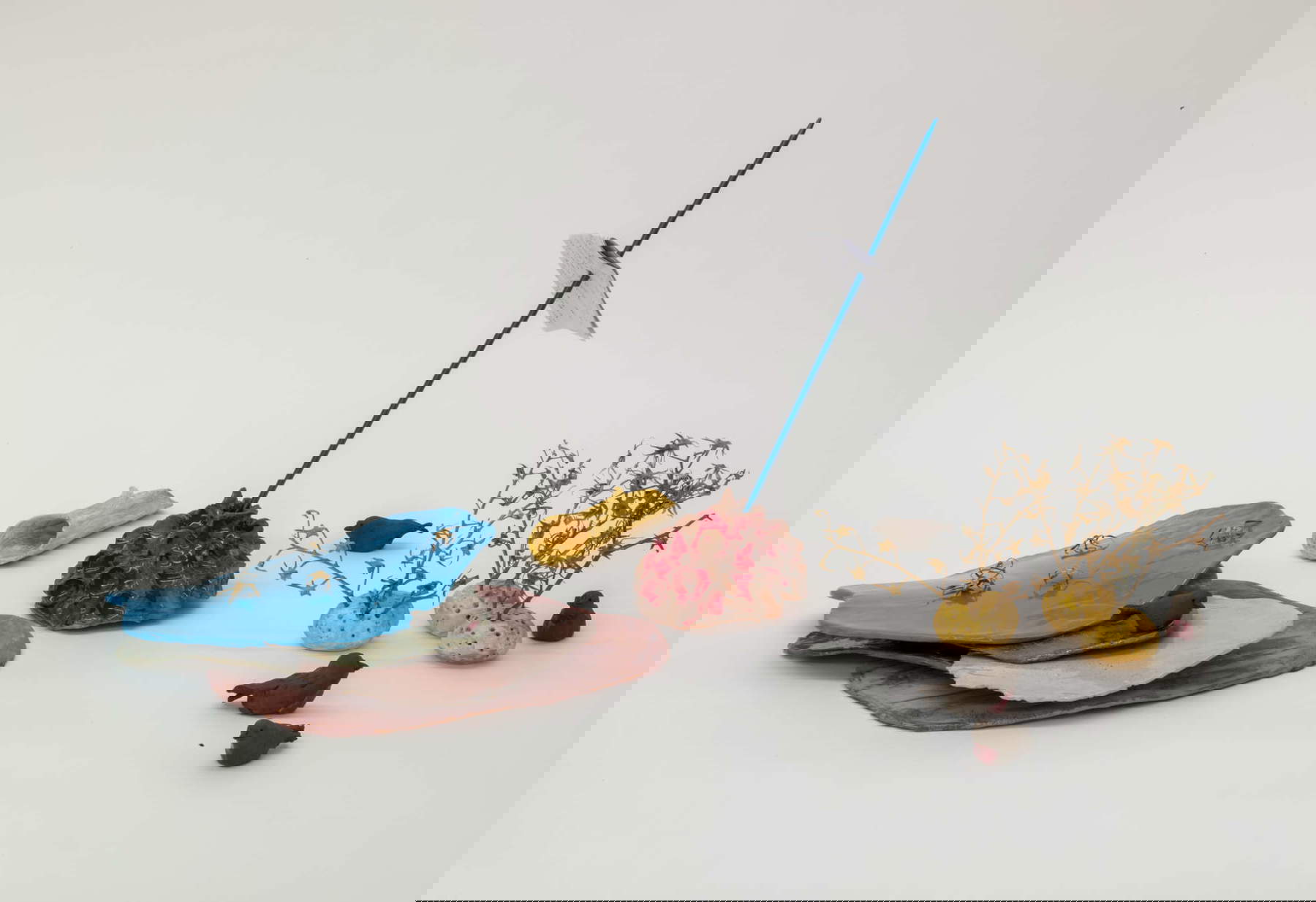 Concetta Modica, Memento mori #5 (2021 ; majolique, éléments végétaux séchés, or). Photo : Marco Beck Peccoz, avec l'aimable autorisation de l'artiste et de l'APFC Concetta Modica, Memento mori #5 (2021 ; majolique, éléments végétaux séchés, or). Photo : Marco Beck Peccoz, avec l'aimable autorisation de l'artiste et de l'APFC