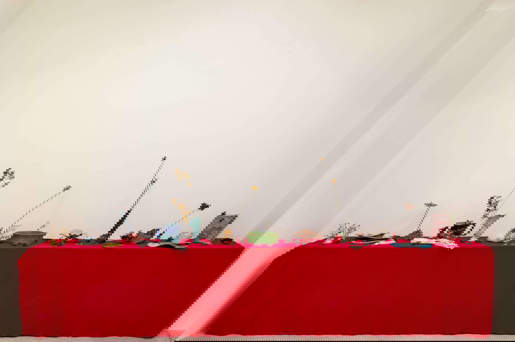 Concetta Modica, Nature morte (2020- ; majolique, éléments végétaux séchés, or, toile). Photo : Marco Beck Peccoz, avec l'aimable autorisation de l'artiste et de l'APFC. Concetta Modica, Nature morte (2020- ; majolique, éléments végétaux séchés, or, toile). Photo : Marco Beck Peccoz, avec l'aimable autorisation de l'artiste et de l'APFC.