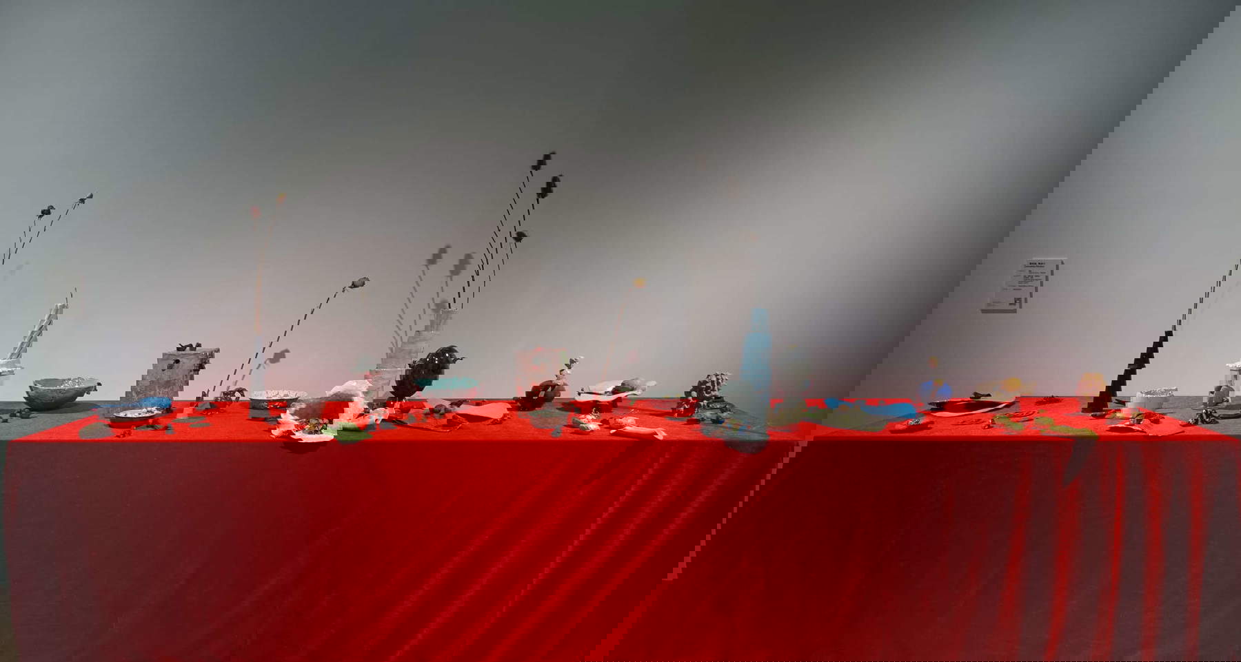 Concetta Modica, Nature morte (2022 - ; majolique, éléments végétaux séchés, or, toile). Avec l'autorisation de l'artiste et de l'APFC Concetta Modica, Nature morte (2022 - ; majolique, éléments végétaux séchés, or, toile). Avec l'autorisation de l'artiste et de l'APFC