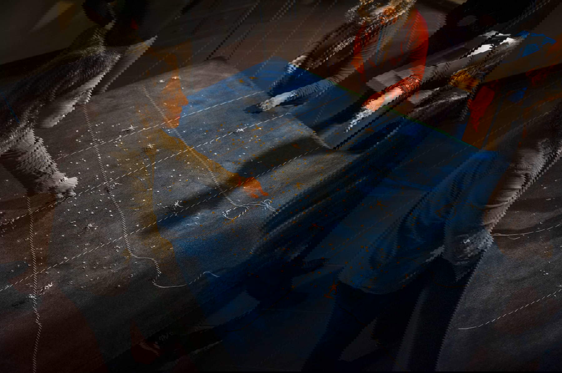 Concetta Modica, La notte di Sant'Anna, 2023, feutre de laine, impression monotype en creux, fil d'or 24 carats, fil de coton, moulages en bronze, 150 x 237 cm) Concetta Modica, La notte di Sant'Anna, 2023, feutre de laine, impression monotype en creux, fil d'or 24 carats, fil de coton, moulages en bronze, 150 x 237 cm)