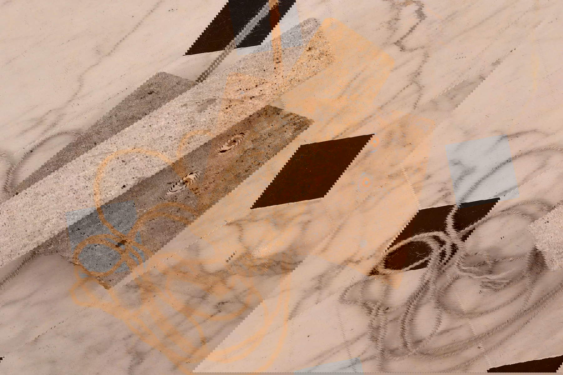 Concetta Modica, II viaggio di un sepalo per diventare stella. Riitratto di una notte : La notte di Santa Lucia, Venezia 11 luglio 1860 (2022 ; cordes en néoprène, moulages en bronze doré, deux sculptures à contrepoids : plâtre d'un sculpteur inconnu, céramique, pierre de Modica, travertin, dimensions totales variables). Photo : Technifoto Venice, avec l'aimable autorisation de l'artiste et de la galerie FPAC Concetta Modica, II viaggio di un sepalo per diventare stella. Riitratto di una notte : La notte di Santa Lucia, Venezia 11 luglio 1860 (2022 ; cordes en néoprène, moulages en bronze doré, deux sculptures à contrepoids : plâtre d'un sculpteur inconnu, céramique, pierre de Modica, travertin, dimensions totales variables). Photo : Technifoto Venice, avec l'aimable autorisation de l'artiste et de la galerie FPAC