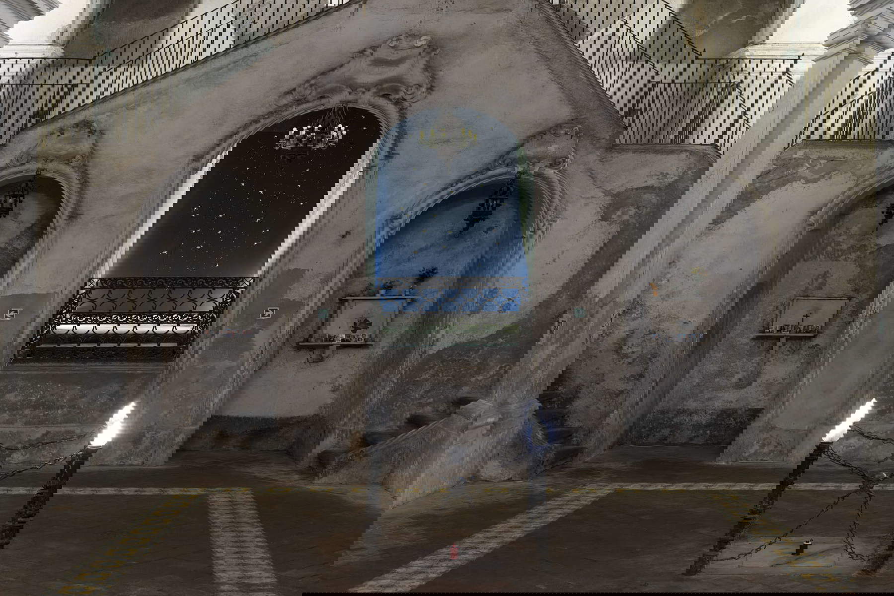 Concetta Modica, Il viaggio di un sepalo di pomodoro per diventare stella. La notte di Santa Patrizia, 25 agosto 1625 (drappo in neoprene, fusioni in bronzo con foglia d’oro, corde, filo oro, pietre cm 160 x 230 x 450, installazione permanente; Napoli, Complesso museale Purgatorio ad Arco) Concetta Modica, Il viaggio di un sepalo di pomodoro per diventare stella. La notte di Santa Patrizia 25 agosto 1625 (drap en néoprène, moulages en bronze avec feuilles d'or, cordes, fils d'or, pierres cm 160 x 230 x 450, installation permanente ; Naples, Complesso museale Purgatorio ad Arco)