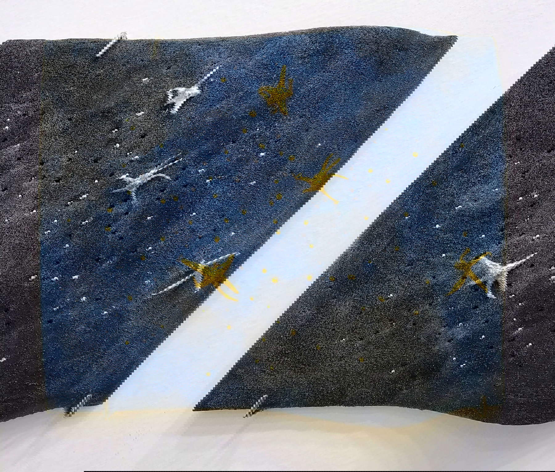 Concetta Modica, Viaggio di un sepalo di pomodoro per diventare stella : Portrait d'une nuit, Pise 30.04.1986 (2022 ; fresque sur terre cuite, moulages en laiton de sépales de tomates, grains en laiton, 30 x 24 x 5 cm ; collection privée) Concetta Modica, Viaggio di un sepalo di pomodoro per diventare stella : Portrait d'une nuit, Pise 30.04.1986 (2022 ; fresque sur terre cuite, moulages en laiton de sépales de tomates, grains en laiton, 30 x 24 x 5 cm ; collection privée)