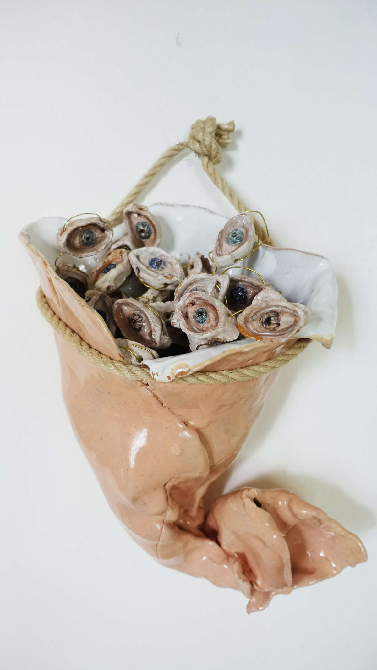 Concetta Modica, Prospérité (2021 ; majolique, 34 yeux en céramique, laiton, corde, 35 x 26 x 16 cm ; Collection privée) Concetta Modica, Prospérité (2021 ; majolique, 34 yeux en céramique, laiton, corde, 35 x 26 x 16 cm ; Collection privée)