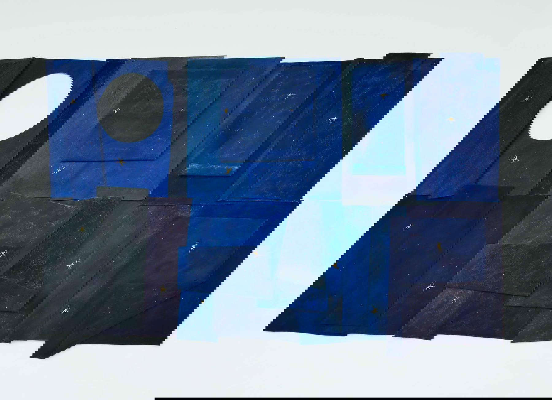 Concetta Modica, Le voyage d'un sépale de tomate pour devenir une étoile. Portrait d'une nuit : 24 mars 1335. Kashan 24 mars 1335 L'oxyde de cobalt est extrait (feutre, pigments, coulées de bronze, feuilles d'or pur, grains de bronze, 240 x 140 x 5 cm). Concetta Modica, Le voyage d'un sépale de tomate pour devenir une étoile. Portrait d'une nuit : 24 mars 1335. Kashan 24 mars 1335 L'oxyde de cobalt est extrait (feutre, pigments, coulées de bronze, feuilles d'or pur, grains de bronze, 240 x 140 x 5 cm).