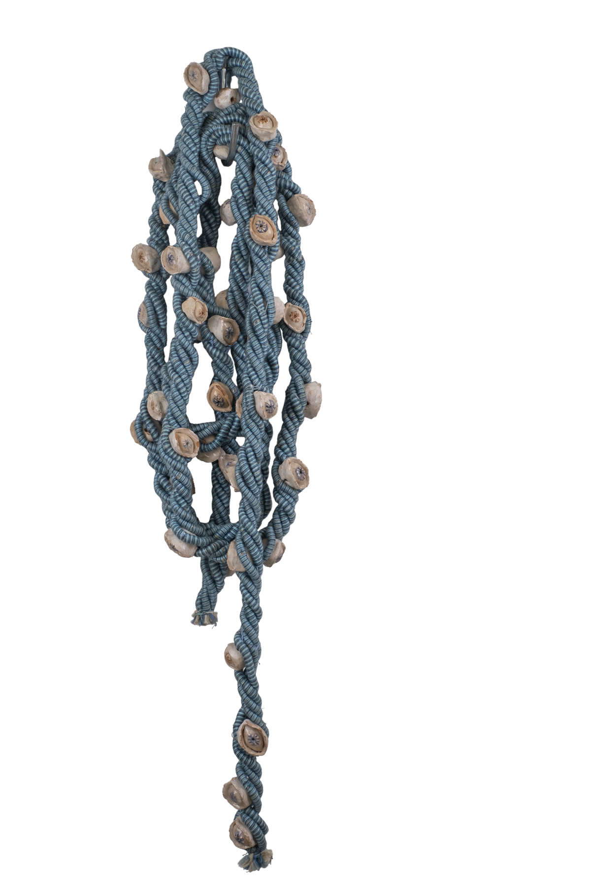 Concetta Modica, Portrait de Santa Lucia (2022 ; corde, céramique, élément en acier, dimensions variables). Photo : Technifoto Venice, avec l'aimable autorisation de l'artiste et de la galerie de l'APFC. Concetta Modica, Portrait de Santa Lucia (2022 ; corde, céramique, élément en acier, dimensions variables). Photo : Technifoto Venice, avec l'aimable autorisation de l'artiste et de la galerie de l'APFC.