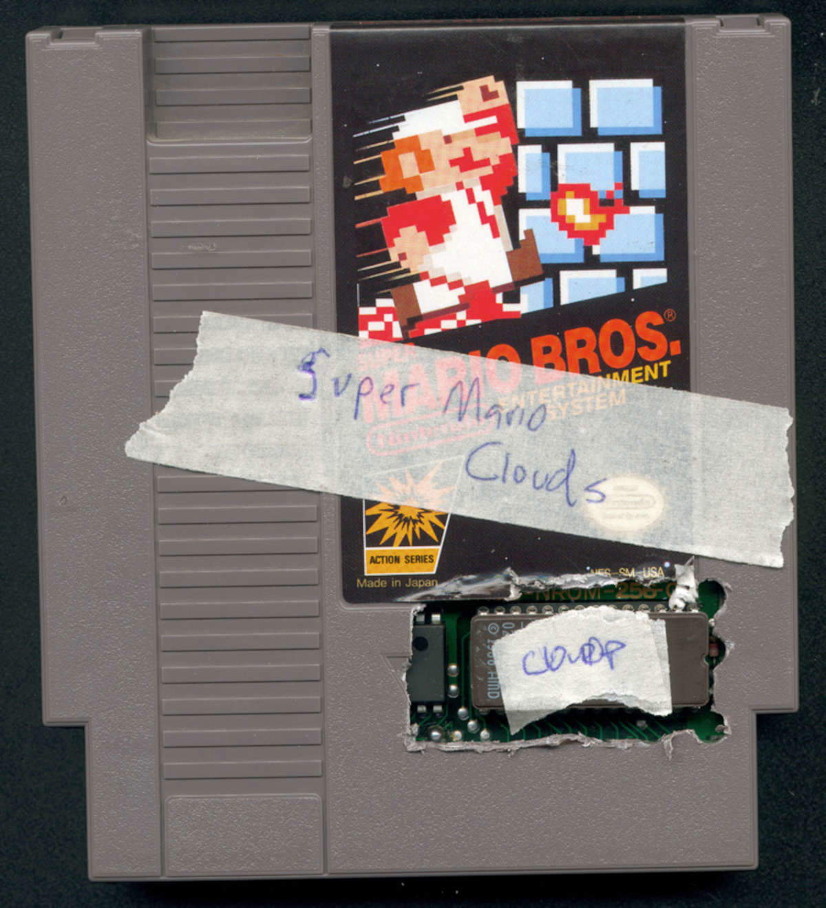 La cartuccia modificata da Cory Arcangel per Super Mario Clouds La cartuccia modificata da Cory Arcangel per Super Mario Clouds