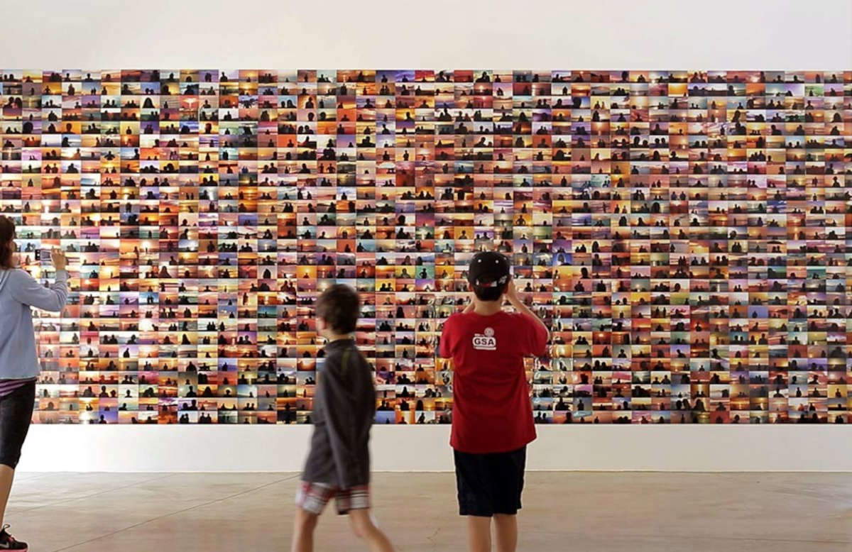 Penelope Umbrico, Sunset Portraits from 13,243,857 Sunset Pictures on Flickr on 10/08/13 (2013; 1539 c-print, ciascuna 10,1 x 15,2 cm). Installazione presso Orange County Museum of Art, Costa Mesa, California Penelope Umbrico, Sunset Portraits from 13,243,857 Sunset Pictures on Flickr on 10/08/13 (2013; 1539 c-print, ciascuna 10,1 x 15,2 cm). Installazione presso Orange County Museum of Art, Costa Mesa, California