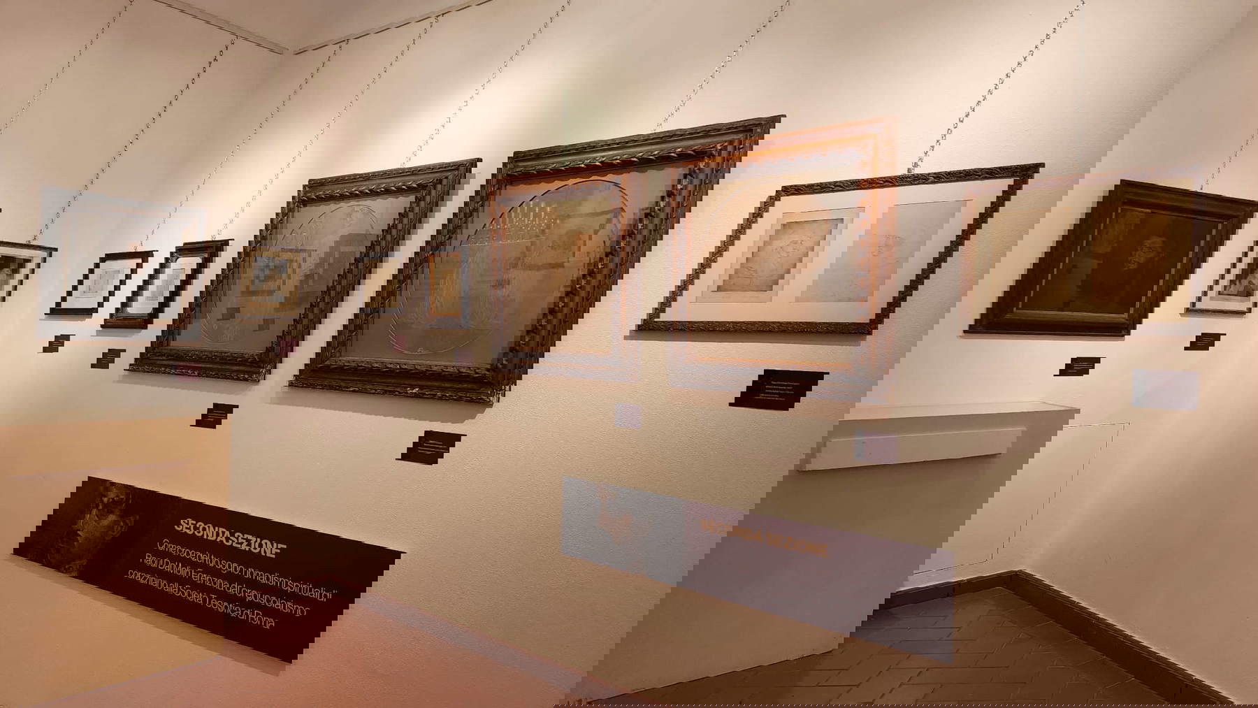 Allestimenti della mostra Raoul Dal Molin Ferenzona. Enchiridion Notturno. Un sognatore decadente verso l&rsquo;occultismo e la teosofia