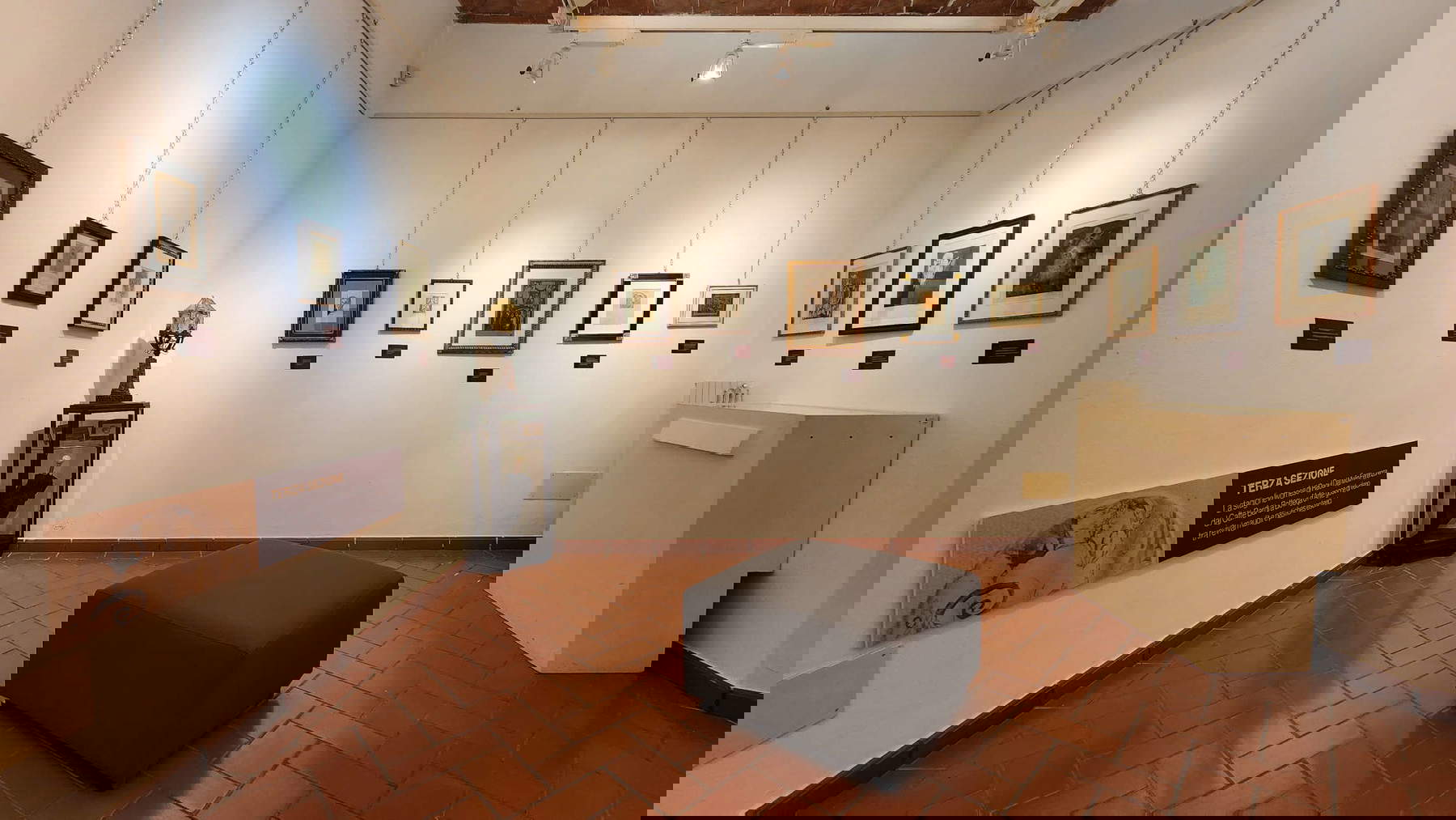 Allestimenti della mostra Raoul Dal Molin Ferenzona. Enchiridion Notturno. Un sognatore decadente verso l&rsquo;occultismo e la teosofia