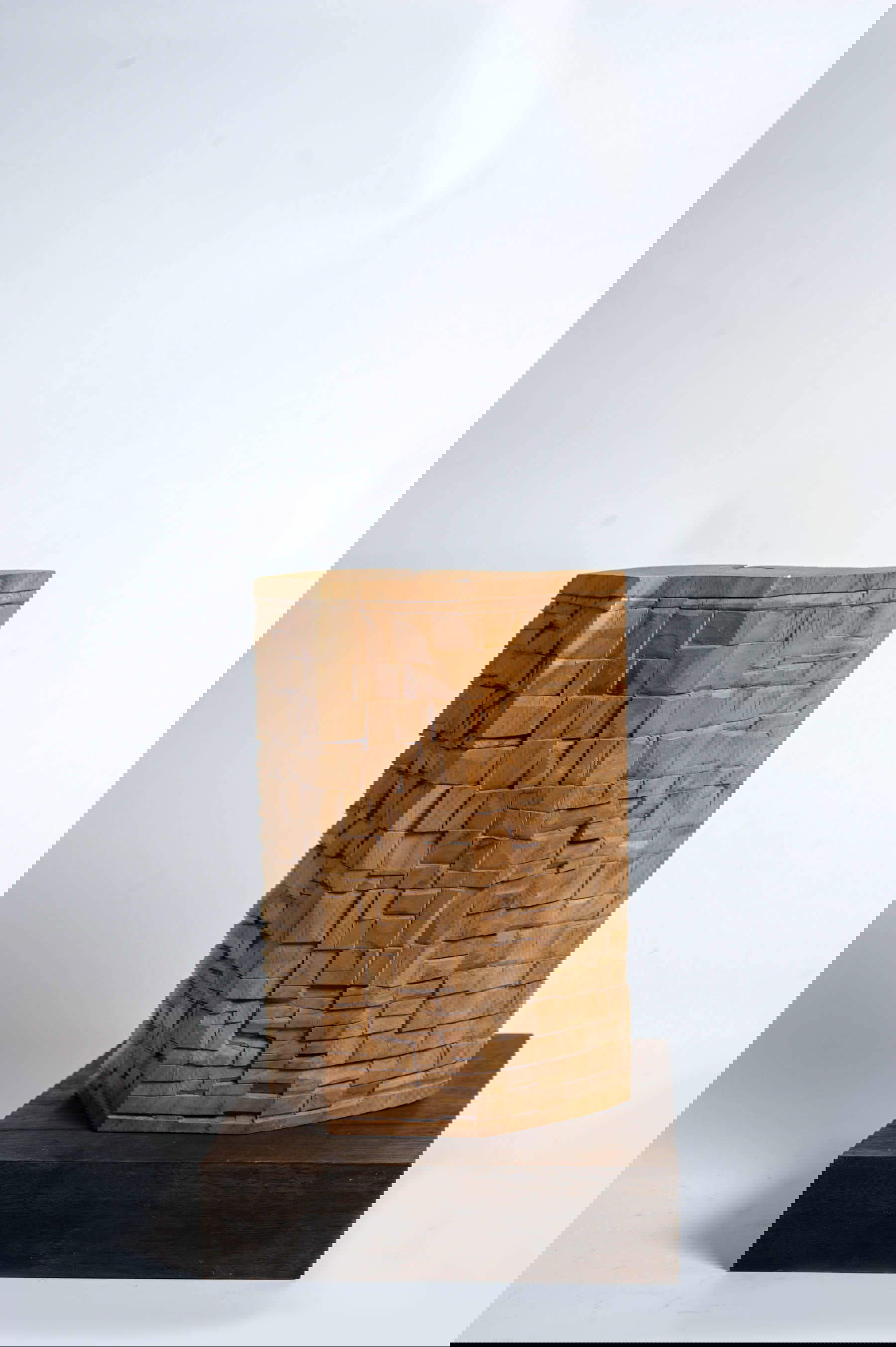 Giulio Candussio, Luce e materia in dialogo su forma prismatica (2024; legno di tasso, 25 x 36 x 12 cm) Giulio Candussio, Luce e materia in dialogo su forma prismatica (2024; legno di tasso, 25 x 36 x 12 cm)