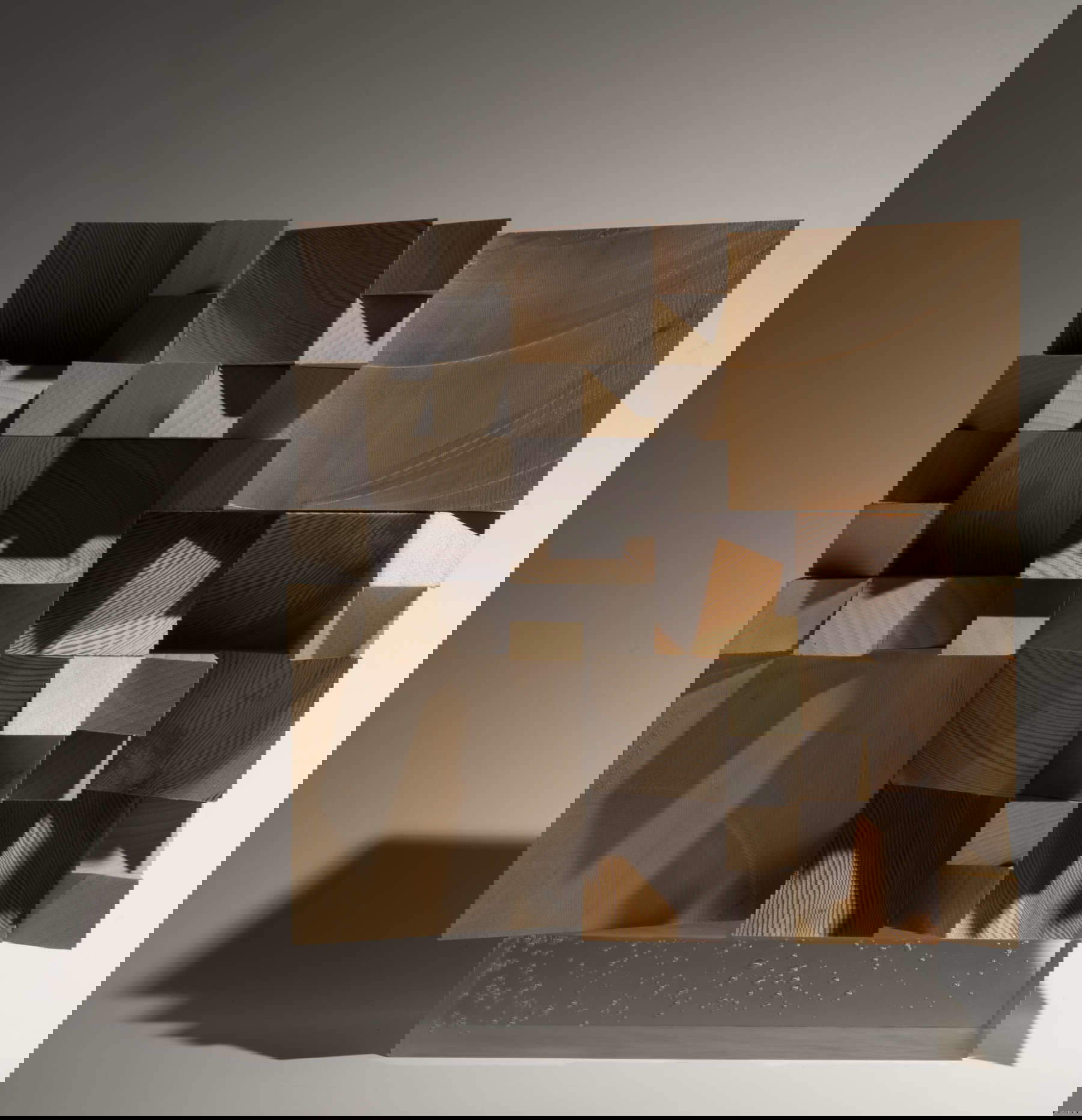 Giulio Candussio, Modularità della luce (1984; legno di larice, 30 x 30 x 12 cm) Giulio Candussio, Modularità della luce (1984; legno di larice, 30 x 30 x 12 cm)