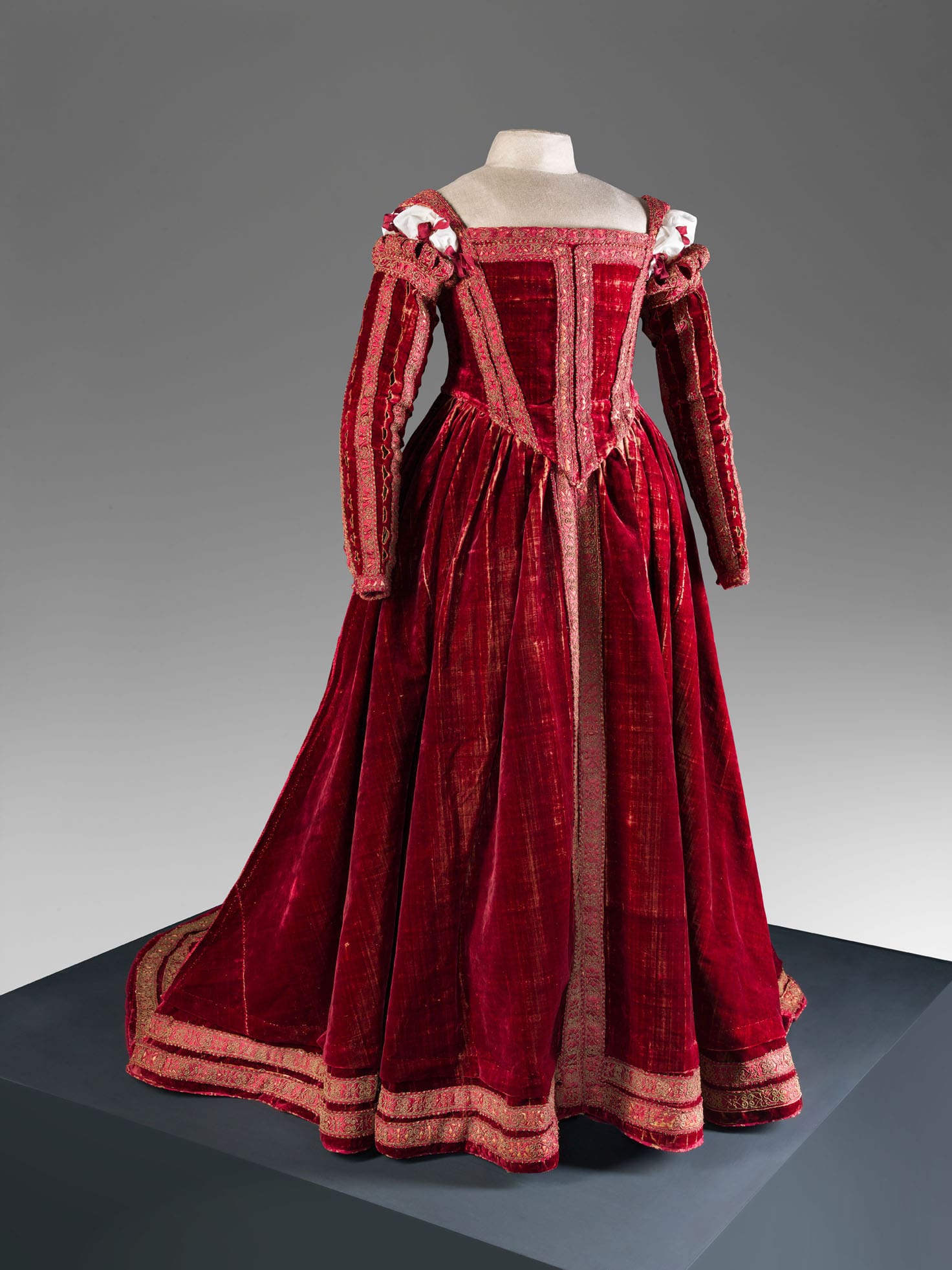 Bottega di Agostino da Gubbio, Vestido de mujer (c. 1560; terciopelo de seda, aplicación de satén de seda sobre la que está cosido un cordón enrollado de seda e hilado de oro, adornos de seda, longitud total delantera 149 cm, longitud trasera de la falda 134 cm, anchura total en el dobladillo 506 cm; Pisa, Museo Nazionale di Palazzo Reale) Bottega di Agostino da Gubbio, Vestido de mujer (c. 1560; terciopelo de seda, aplicación de satén de seda sobre la que está cosido un cordón enrollado de seda e hilado de oro, adornos de seda, longitud total delantera 149 cm, longitud trasera de la falda 134 cm, anchura total en el dobladillo 506 cm; Pisa, Museo Nazionale di Palazzo Reale)