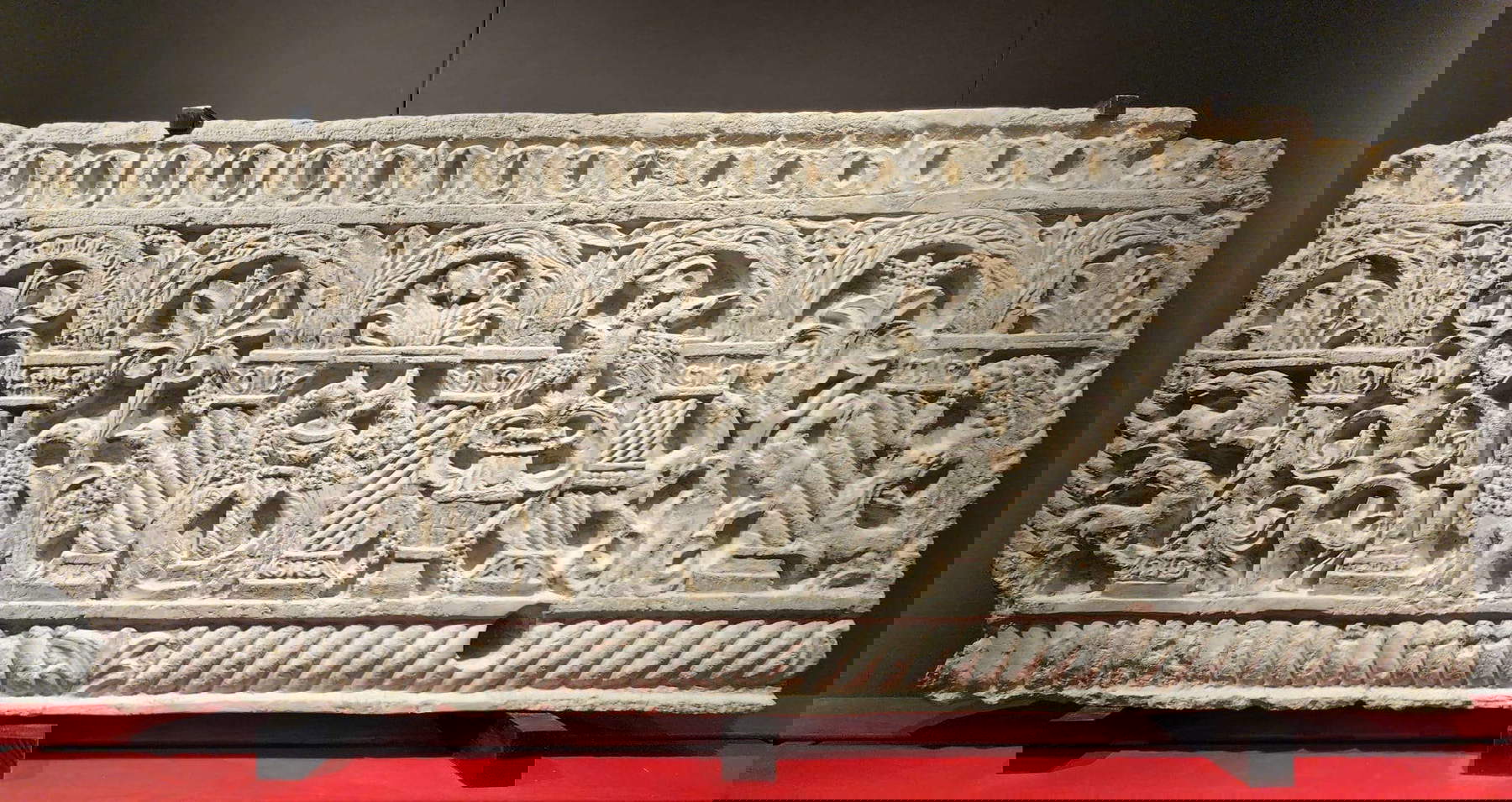 Künstler aus dem adriatischen Raum, Platte mit kleinen Bögen und Tieren (spätes 13. Jahrhundert; istrischer Stein)