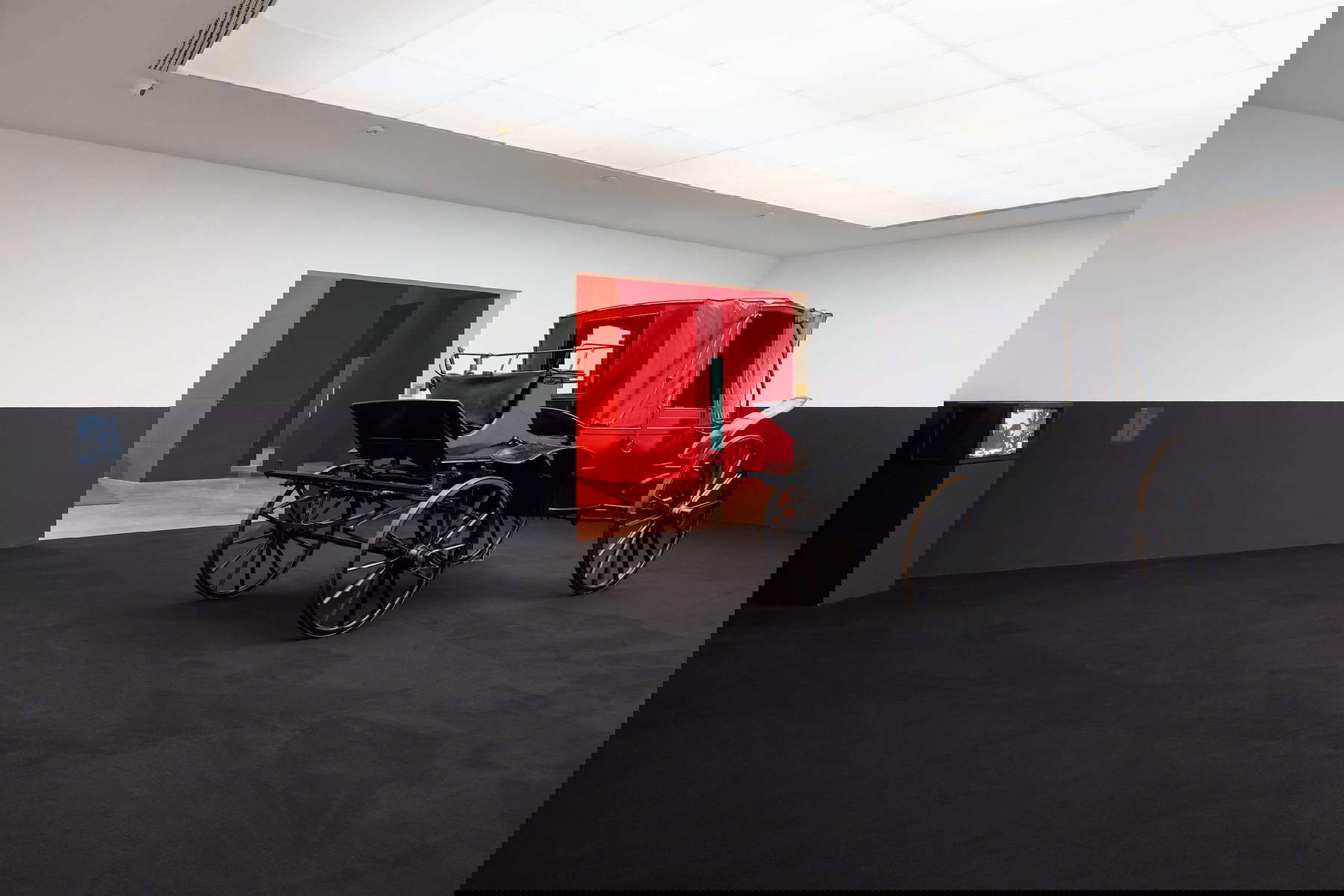 Montage de l'exposition Easy Irony. Photo : Carlo Favero