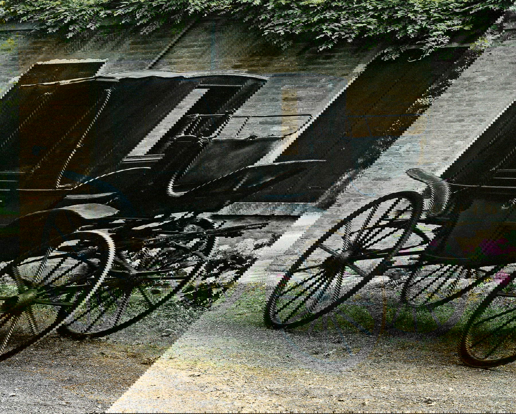 Gino De Dominicis, Mozzarella in carrozza (1968-1970 ; voiture d'époque, mozzarella, étiquette, 210 x 174 x 360 cm ; Fondazione Tomassoni Collection). En concession de Archivio / Archive Gino De Dominicis Gino De Dominicis, par SIAE 2025