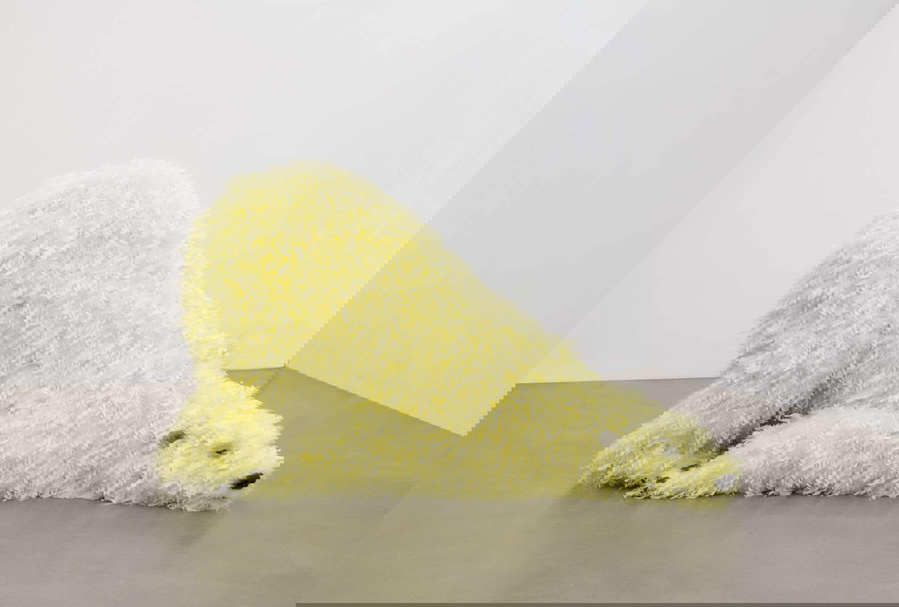 Paola Pivi, M'as-tu déjà vue ? (2008 ; mousse de polyuréthane, plumes, plastique, bois, acier, 108 x 200 x 100 cm ; Turin, Fondazione Sandretto Re Rebaudengo)