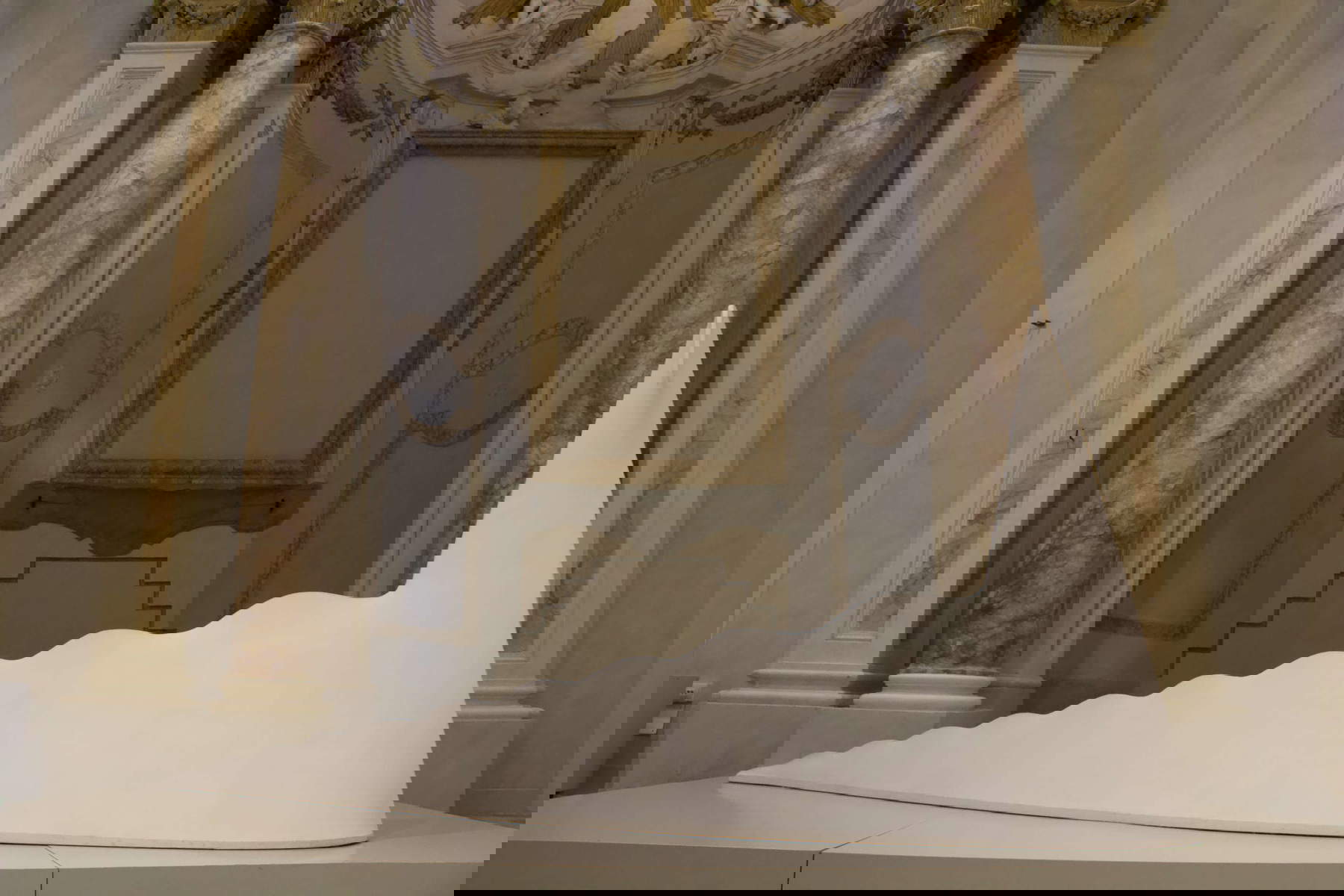 Pino Pascali, Le grand reptile (1966 ; toile incurvée, 195 x 73 x 445 cm ; Livourne, Museo della Citt&agrave;)