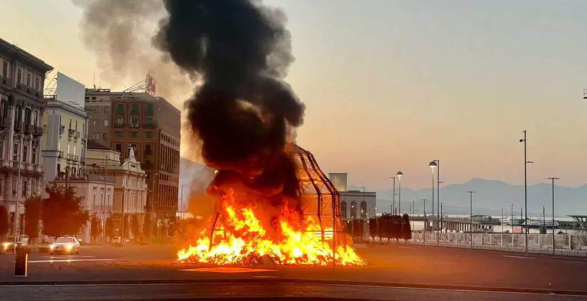 Il rogo della Venere degli Stracci di Michelangelo Pistoletto a Napoli