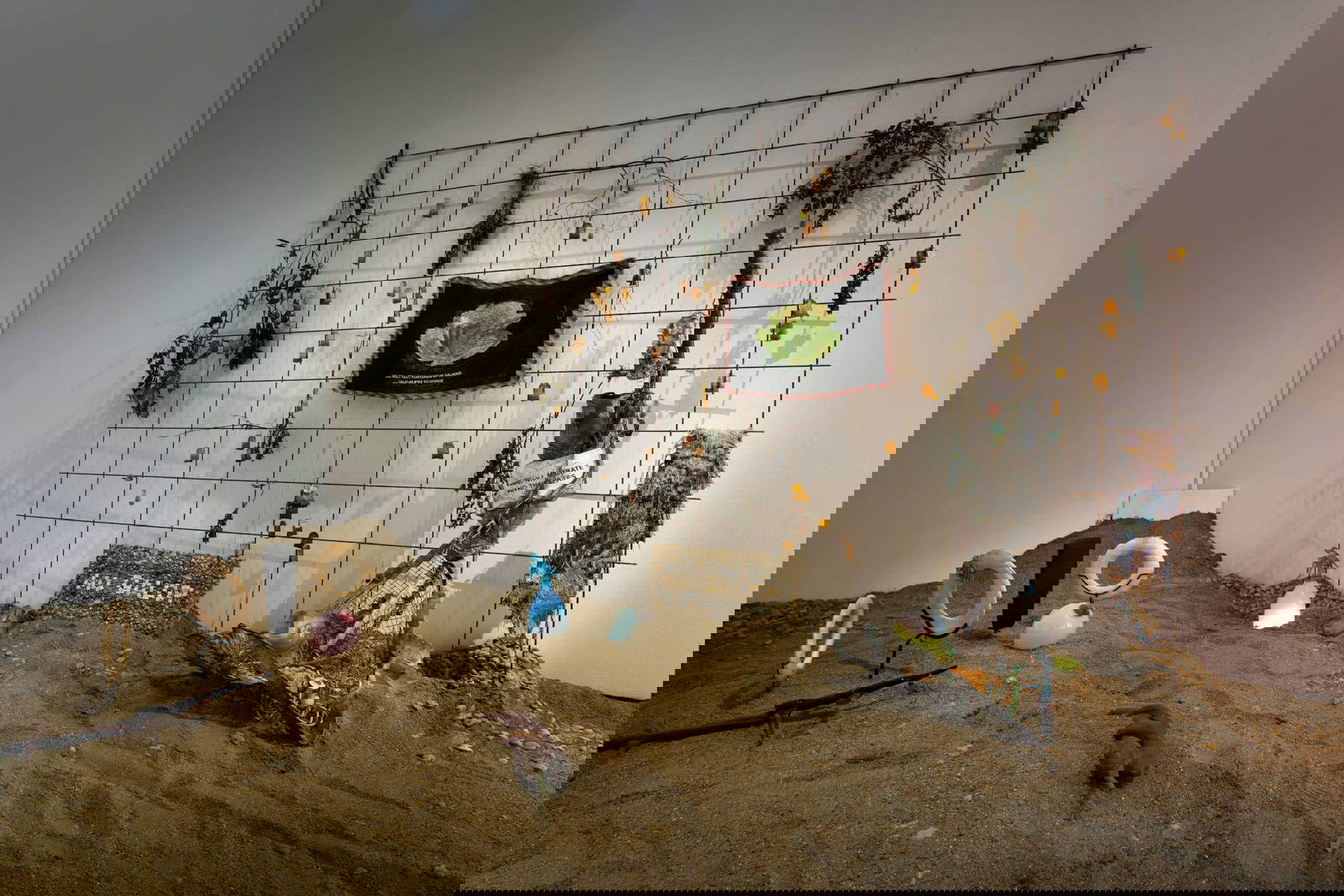 Laure Prouvost, Deep Blue Surrounding You (2019; Installation, verschiedene Materialien). Französischer Pavillon, Biennale von Venedig 2019