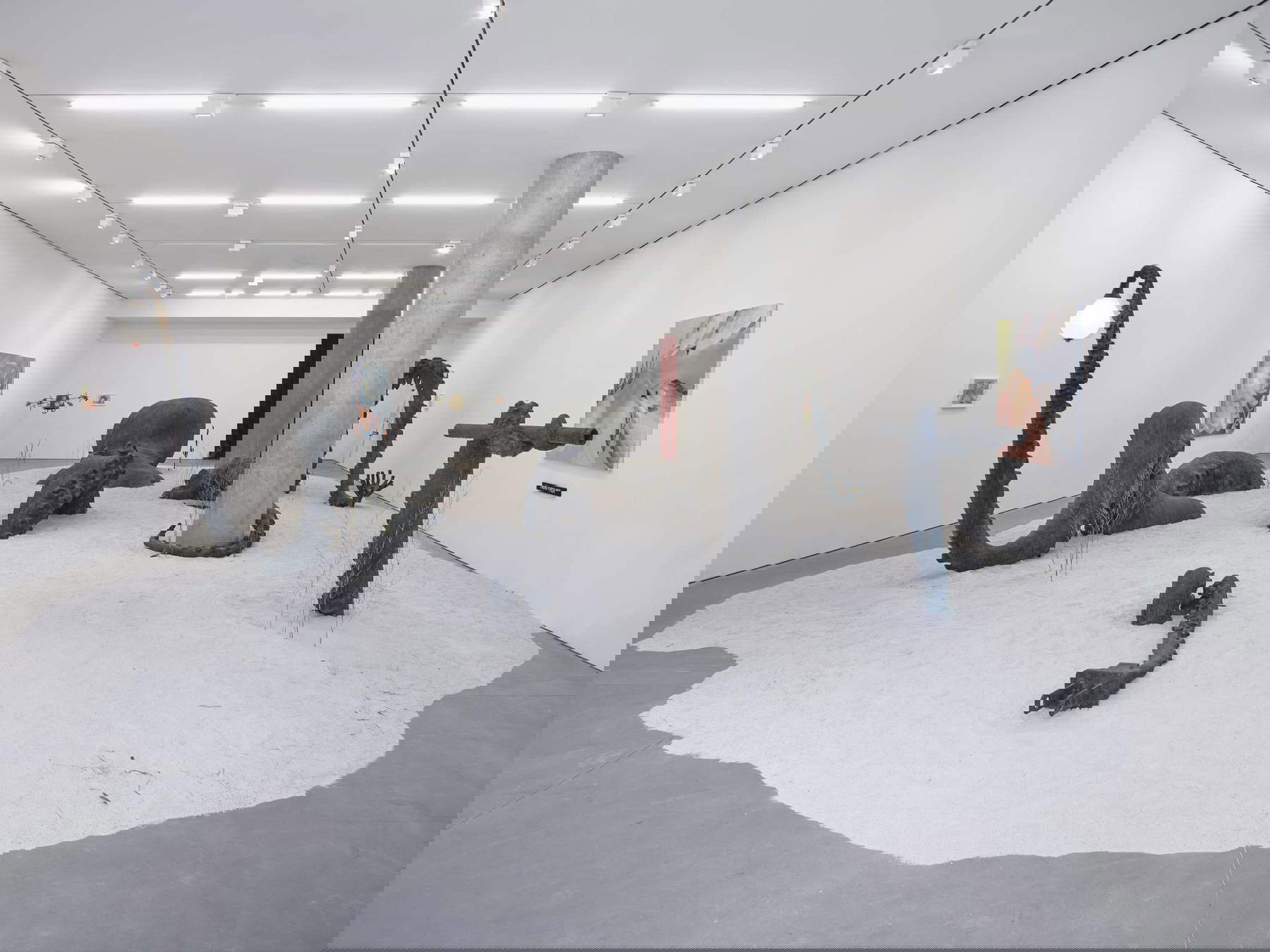 Laure Prouvost, Landed Here To Sea You With All Our Very Breasts (2023; Bronze und Mischtechnik, 288 x 825 x 1121 cm)