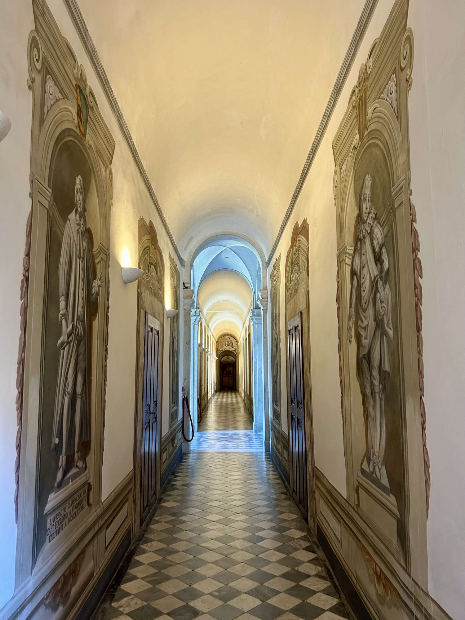 La décoration du couloir avec des statues des bienfaiteurs et des fondateurs de l'Ordre des Chartreux La décoration du couloir avec des statues des bienfaiteurs et des fondateurs de l'Ordre des Chartreux