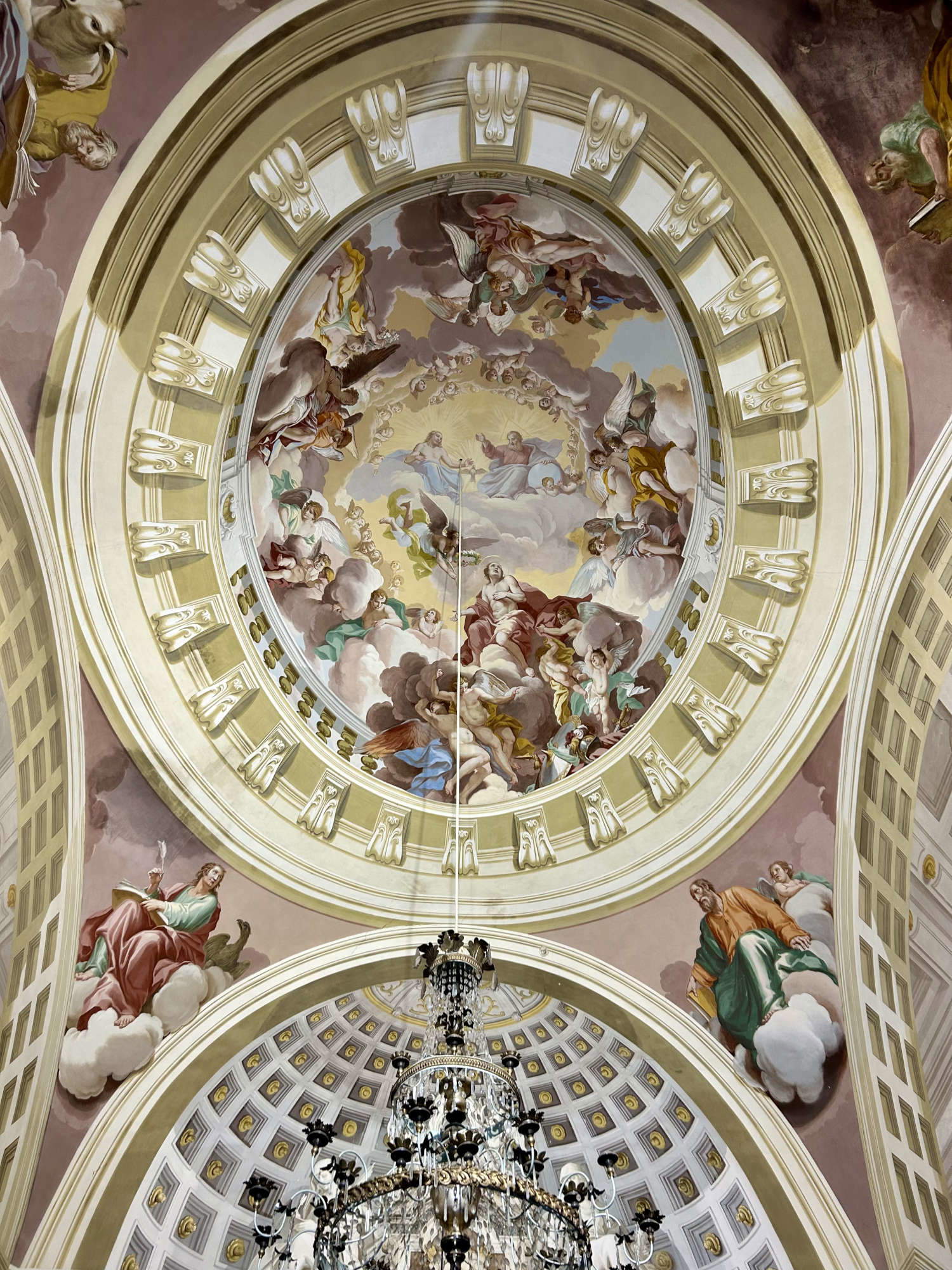 La coupole avec la Gloire de Saint Gorgonius et les évangélistes dans les corbeaux de la chapelle du Chapitre. La coupole avec la Gloire de Saint Gorgonius et les évangélistes dans les corbeaux de la chapelle du Chapitre.