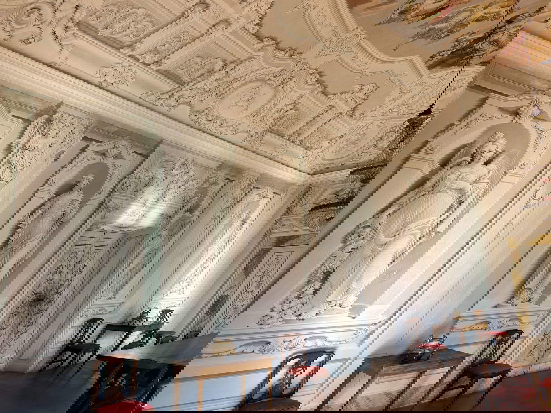Décorations en faux stuc dans la Maison d'hôtes grand-ducale Décorations en faux stuc dans la Maison d'hôtes grand-ducale