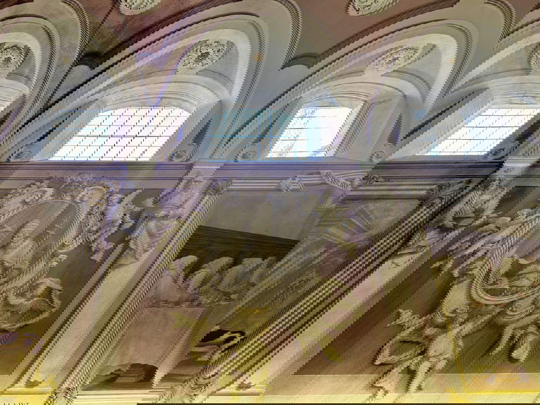 Un des médaillons avec les docteurs de l'Église Un des médaillons avec les docteurs de l'Église