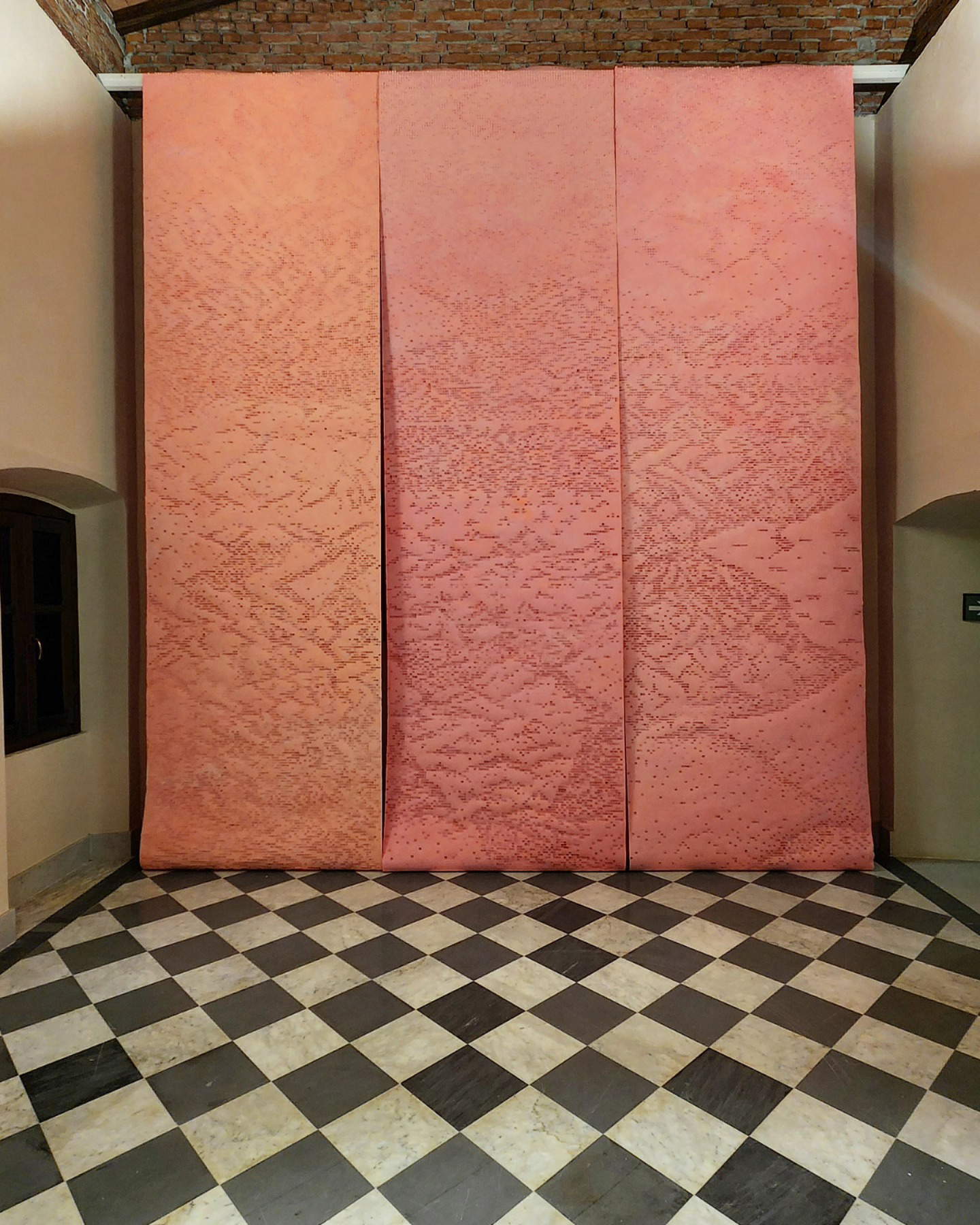 Gabriele Landi, To the Mountains (2024 ; émulsion vinylique murale sur papier 500 x 420 cm), vue d'installation à mudaC Project Room, Carrara. Gabriele Landi, To the Mountains (2024 ; émulsion vinylique murale sur papier 500 x 420 cm), vue d'installation à mudaC Project Room, Carrara.