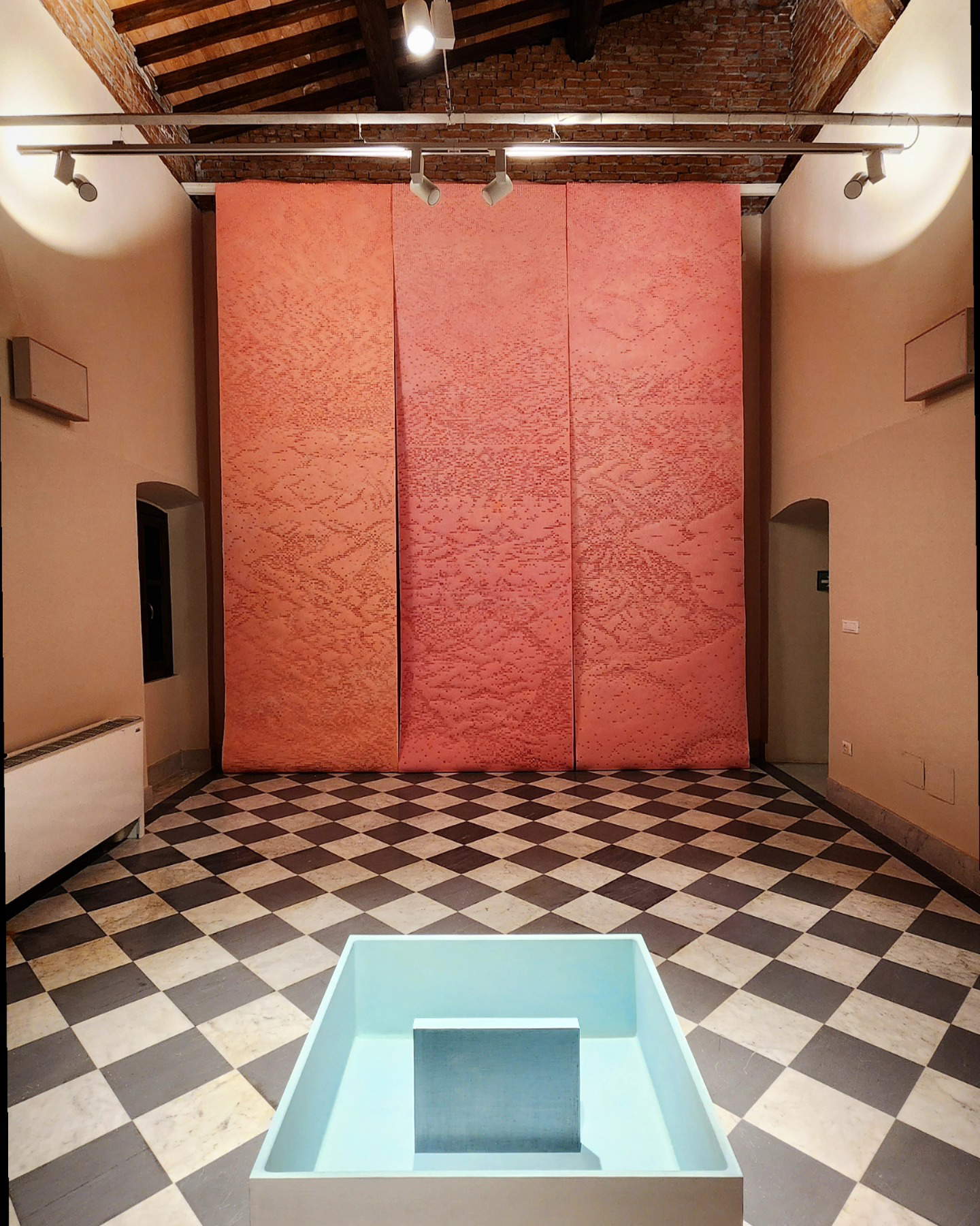 Gabriele Landi, Alle montagne (2024 ; sur mur émulsion vinylique sur papier 500 x 420 cm, sur sol émulsion vinylique sur bois 90 x 90 x 33,5 cm), vue d'installation à mudaC Project Room, Carrara. Gabriele Landi, Alle montagne (2024 ; sur mur émulsion vinylique sur papier 500 x 420 cm, sur sol émulsion vinylique sur bois 90 x 90 x 33,5 cm), vue d'installation à mudaC Project Room, Carrara.