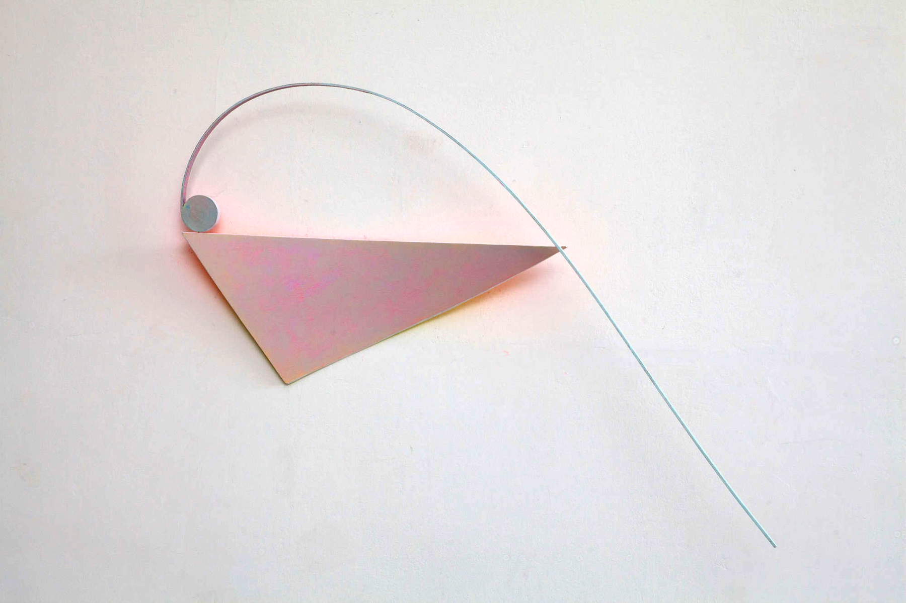 Gabriele Landi, Sur le fil d'une lame (2021 ; émulsion vinylique dans une suspension d'alcool sur bois et mdf, 40 x 85 x 30 cm) Gabriele Landi, Sur le fil d'une lame (2021 ; émulsion vinylique dans une suspension d'alcool sur bois et mdf, 40 x 85 x 30 cm)