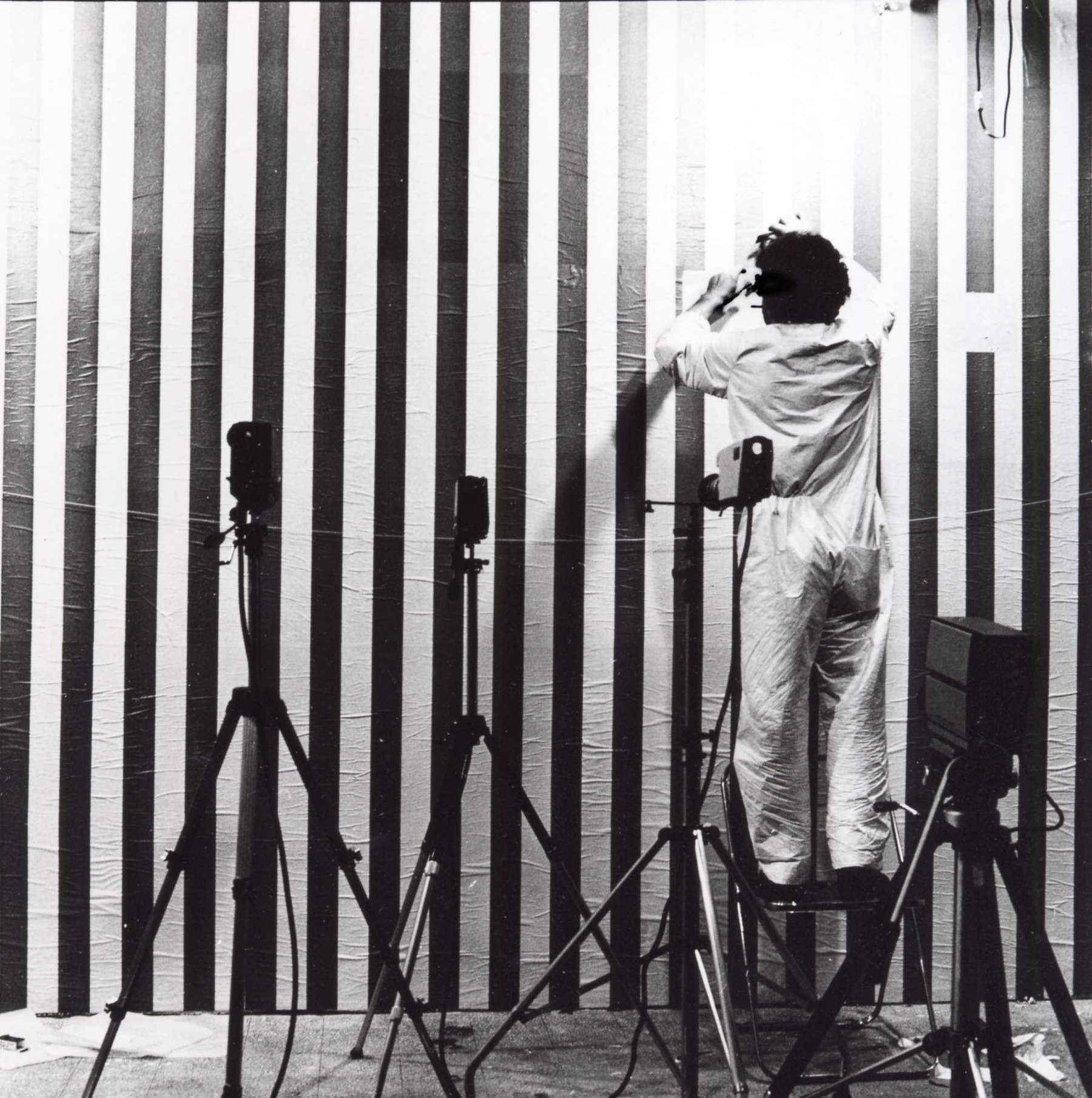 Daniel Buren, D'un cadre &agrave; l'autre: sept images / fragments d'un mod&egrave;le retransmis directement &agrave; l'&eacute;chelle 1/1 (1974; video; Paris, Collection MNAM Centre Pompidou) &copy; DB - SIAE Rome