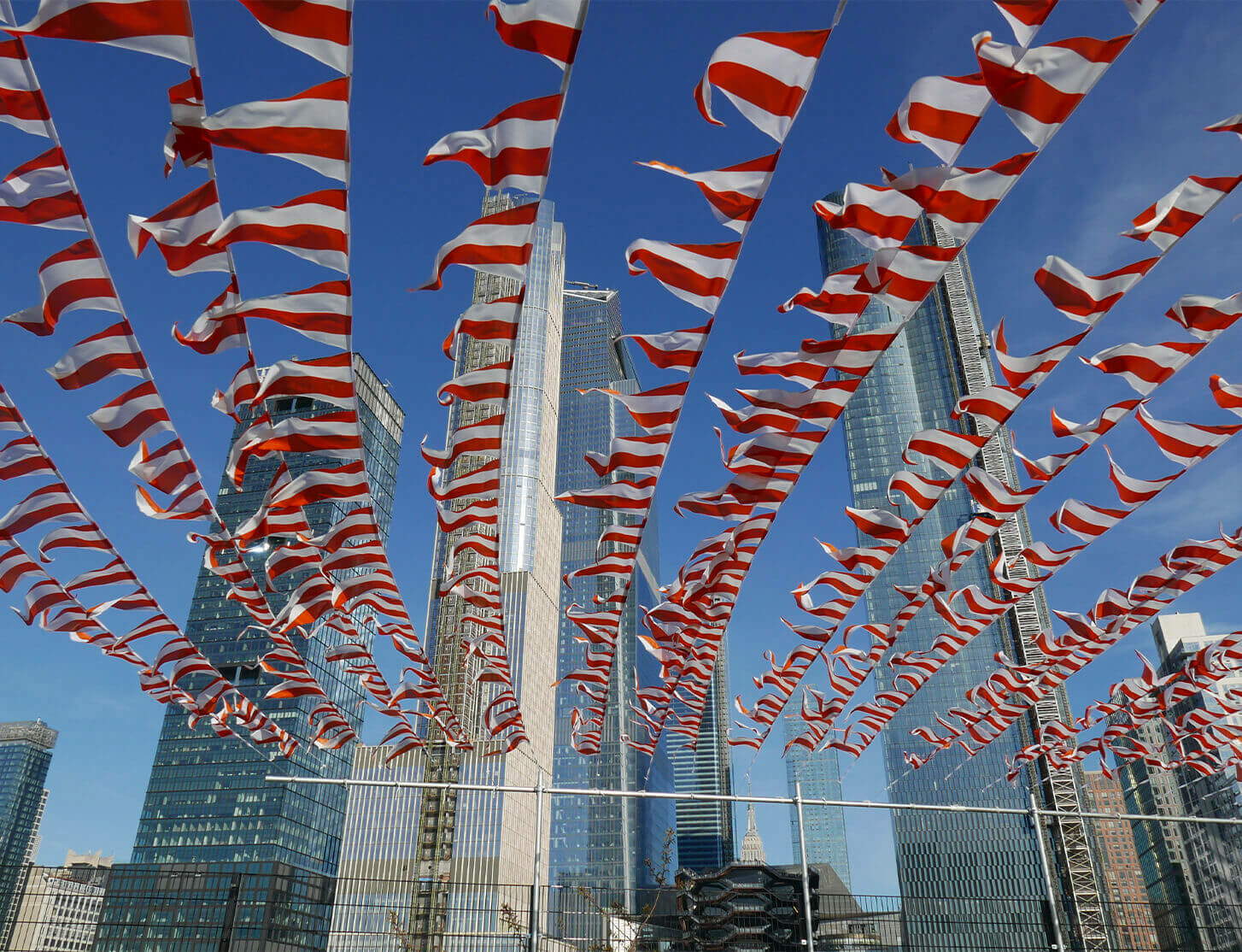 Daniel Buren, The Garlands (Third Version) (in situ work, June 1982-April 2019, installation view at The High Line parc, New York) &copy; Daniel Buren/ADAGP, Paris. Photo: Timothy Schenck