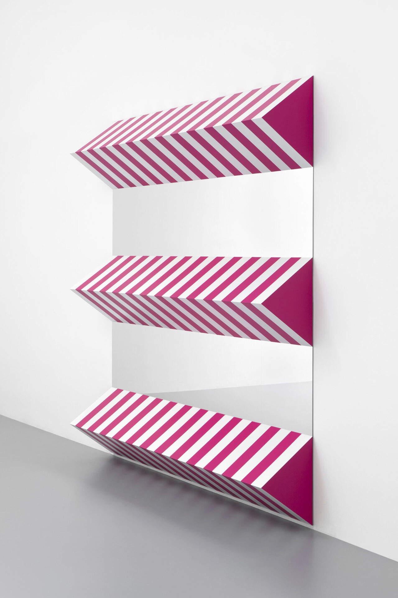 Daniel Buren, Prismes et miroirs: haut-relief - DBPF 46 (2022; in situ work) &copy; DB - SIAE Rome. Photo: Archives Mennour