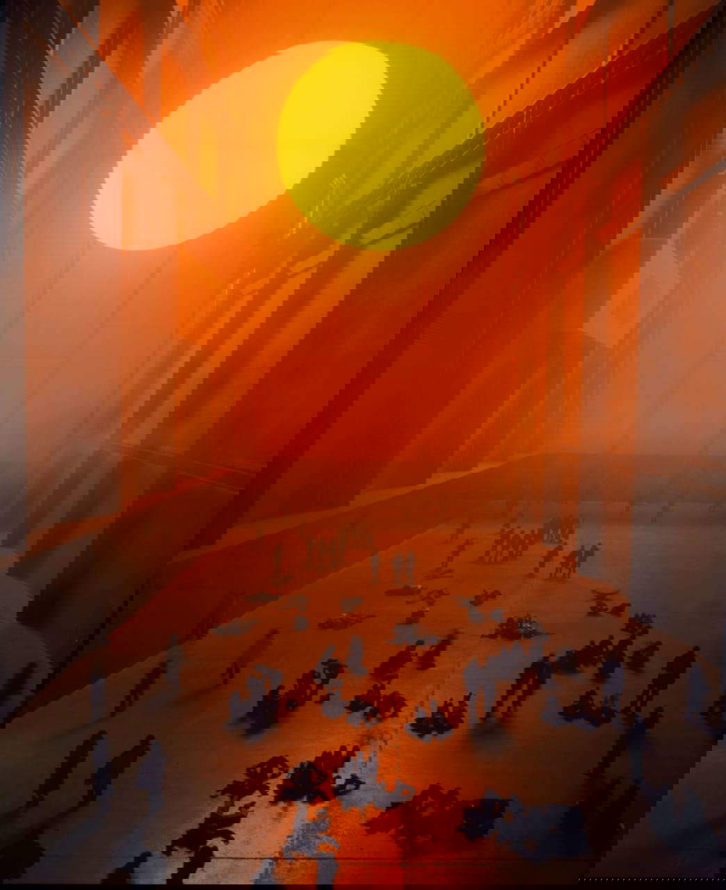 Olafur Eliasson, Das Wetterprojekt (2003; Installationsansicht in der Tate Modern, London). Foto: Tate Fotografie / Andrew Dunkley / Marcus Leith