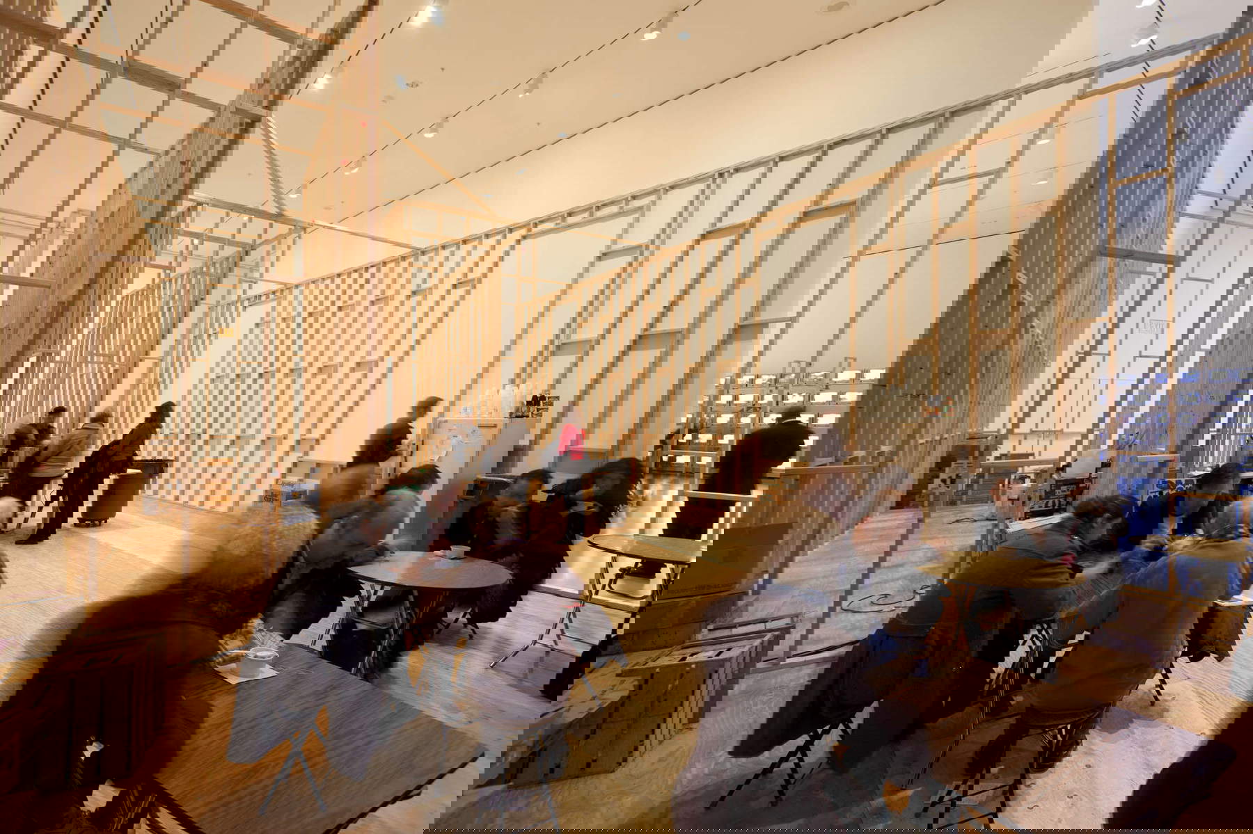 Rirkrit Tiravanija, Untitled (Free) (1992; Kühlschrank, Tisch, Stühle, Holz, Gipskartonplatten, Lebensmittel und andere Materialien, Maße variabel; New York, MoMA)