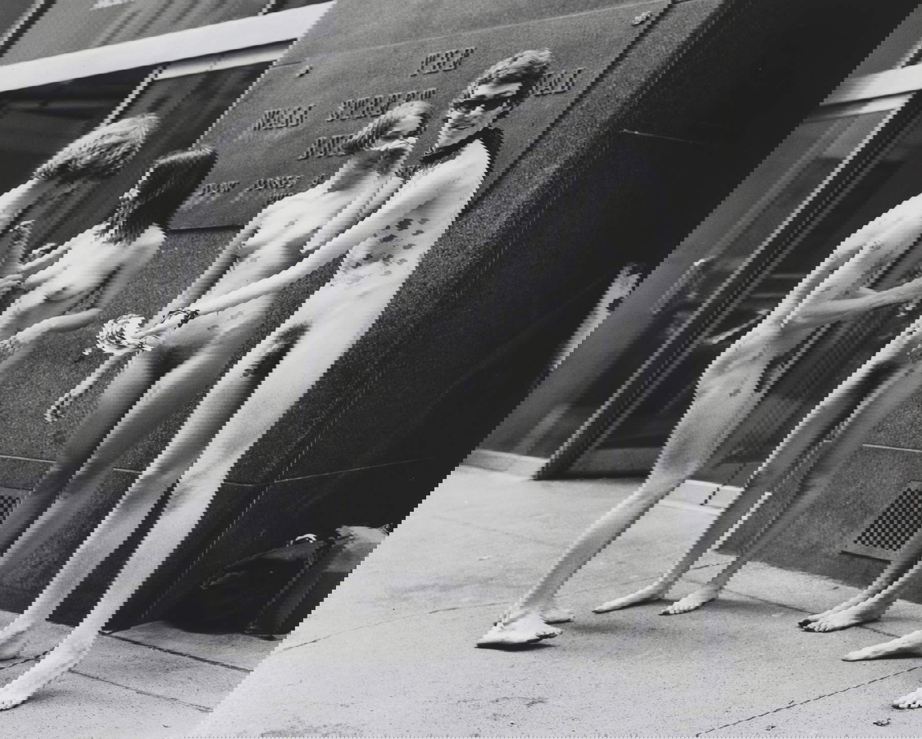 Yayoi Kusama con Harry Shunk y János Kender, Anatomic Explosion (1968; Nueva York) Yayoi Kusama con Harry Shunk y János Kender, Anatomic Explosion (1968; Nueva York)