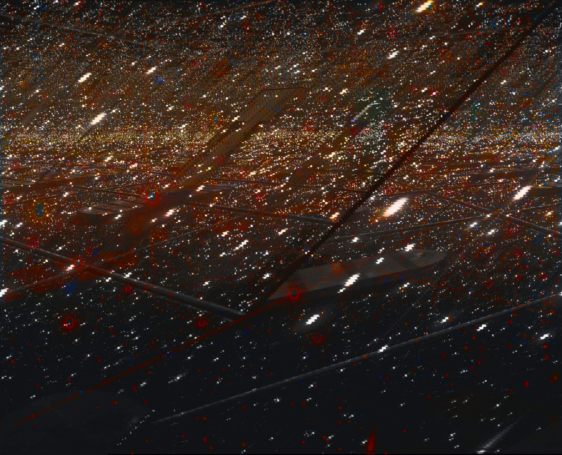 Yayoi Kusama, Luciérnagas sobre el agua (2022; espejos, plexiglás, luces y agua, 281,9 × 367 × 367 cm; Nueva York, Whitney Museum of American Art) © Yayoi Kusama. Foto: Sheldan C. Collins Yayoi Kusama, Luciérnagas sobre el agua (2022; espejos, plexiglás, luces y agua, 281,9 × 367 × 367 cm; Nueva York, Whitney Museum of American Art) © Yayoi Kusama. Foto: Sheldan C. Collins
